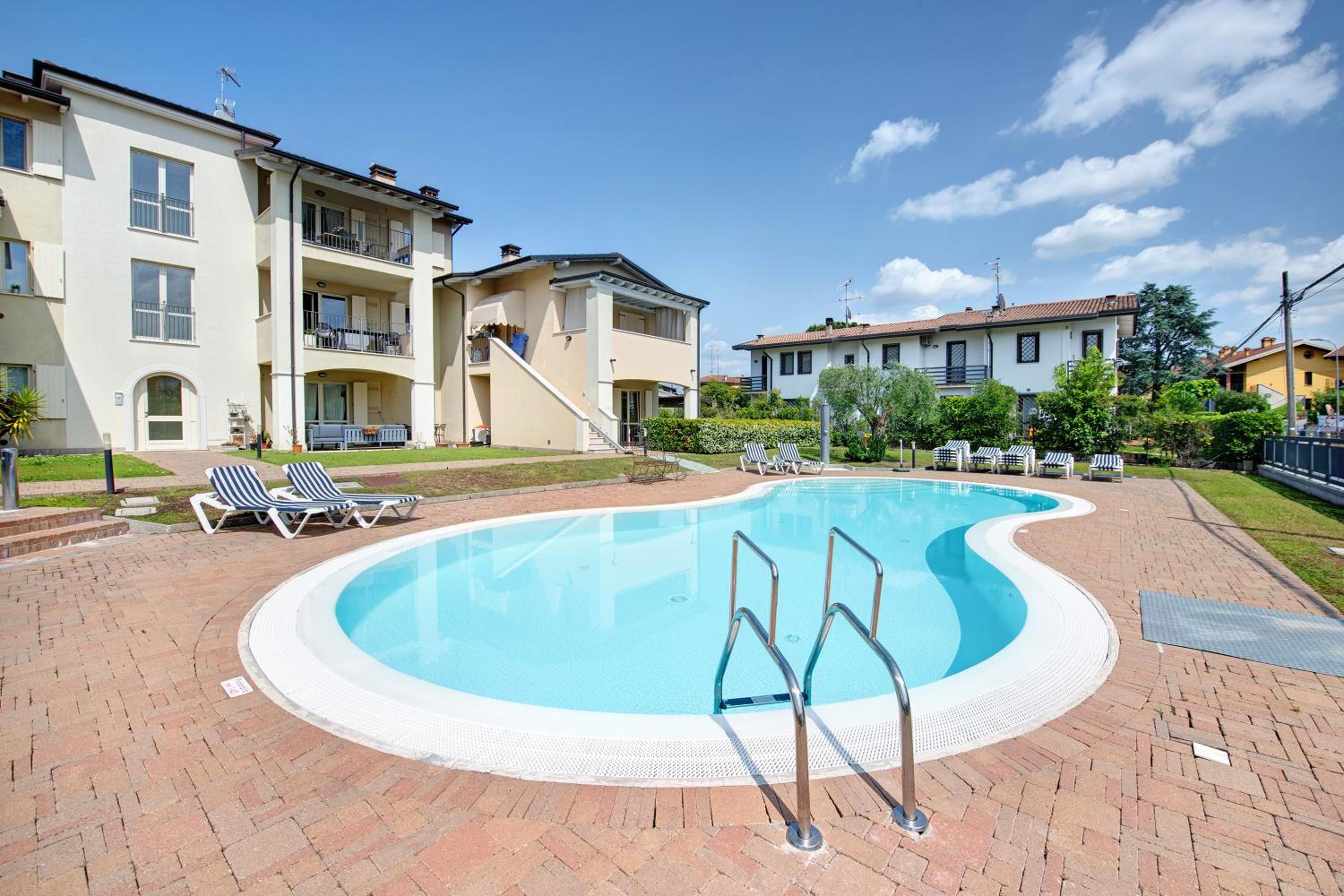 Two-Bedroom Deluxe Apartment with Garden View photo 2