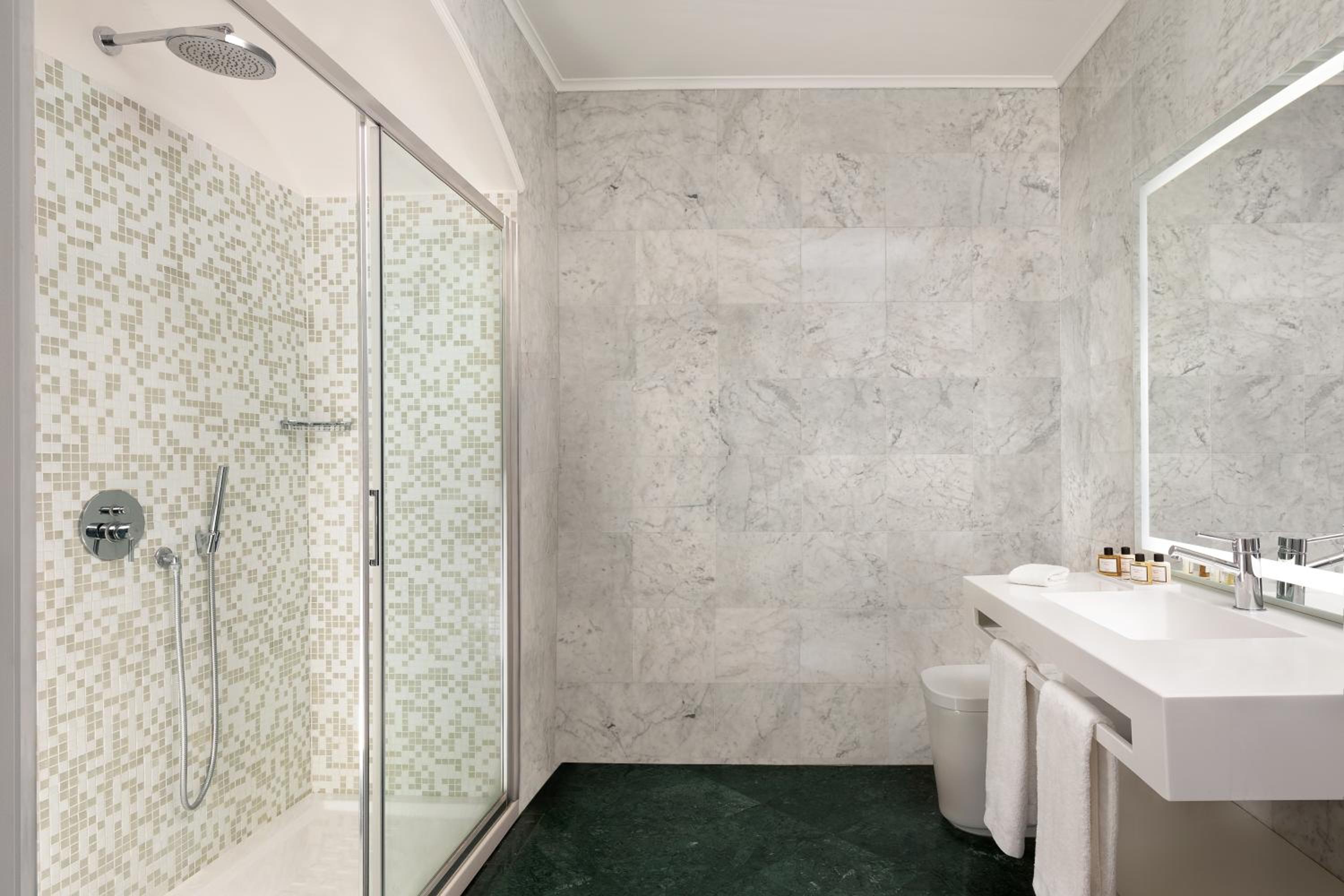Superior, Guest room, 1 King - Photo 7