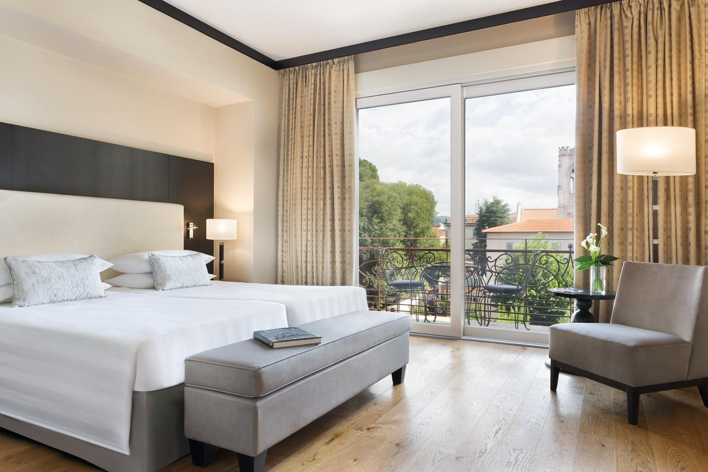 Deluxe, Guest room, 1 King - Photo 1
