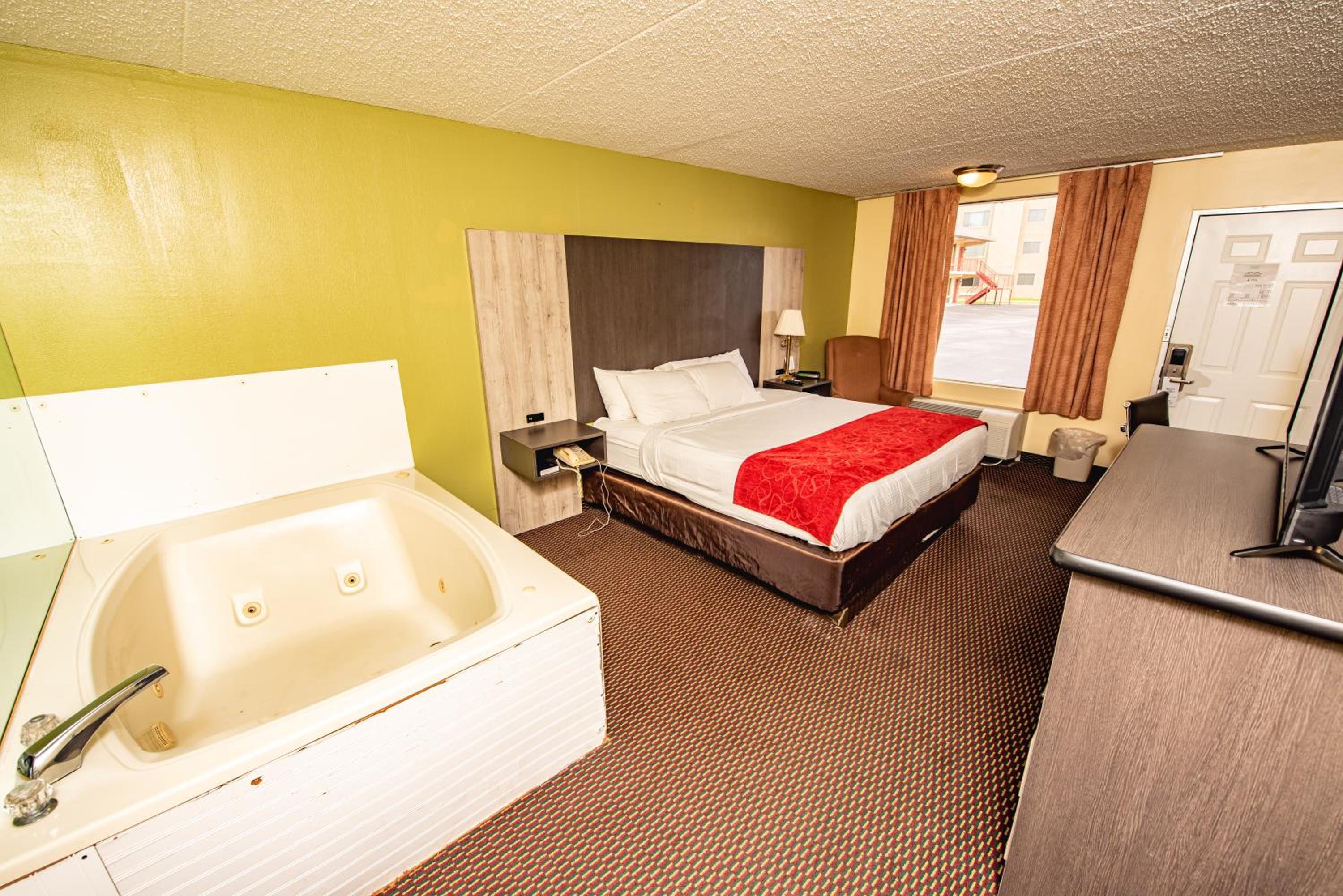 King Bed Room with Jacuzzi (Non Smoking) - Photo 2