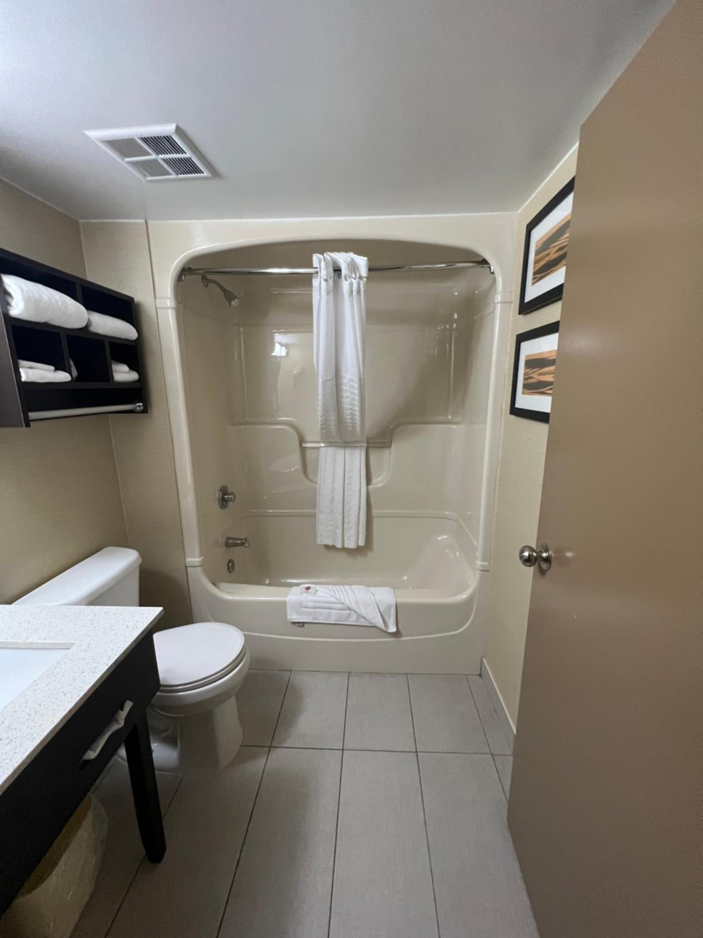 Standard King Room - Non-Smoking  - Photo 9