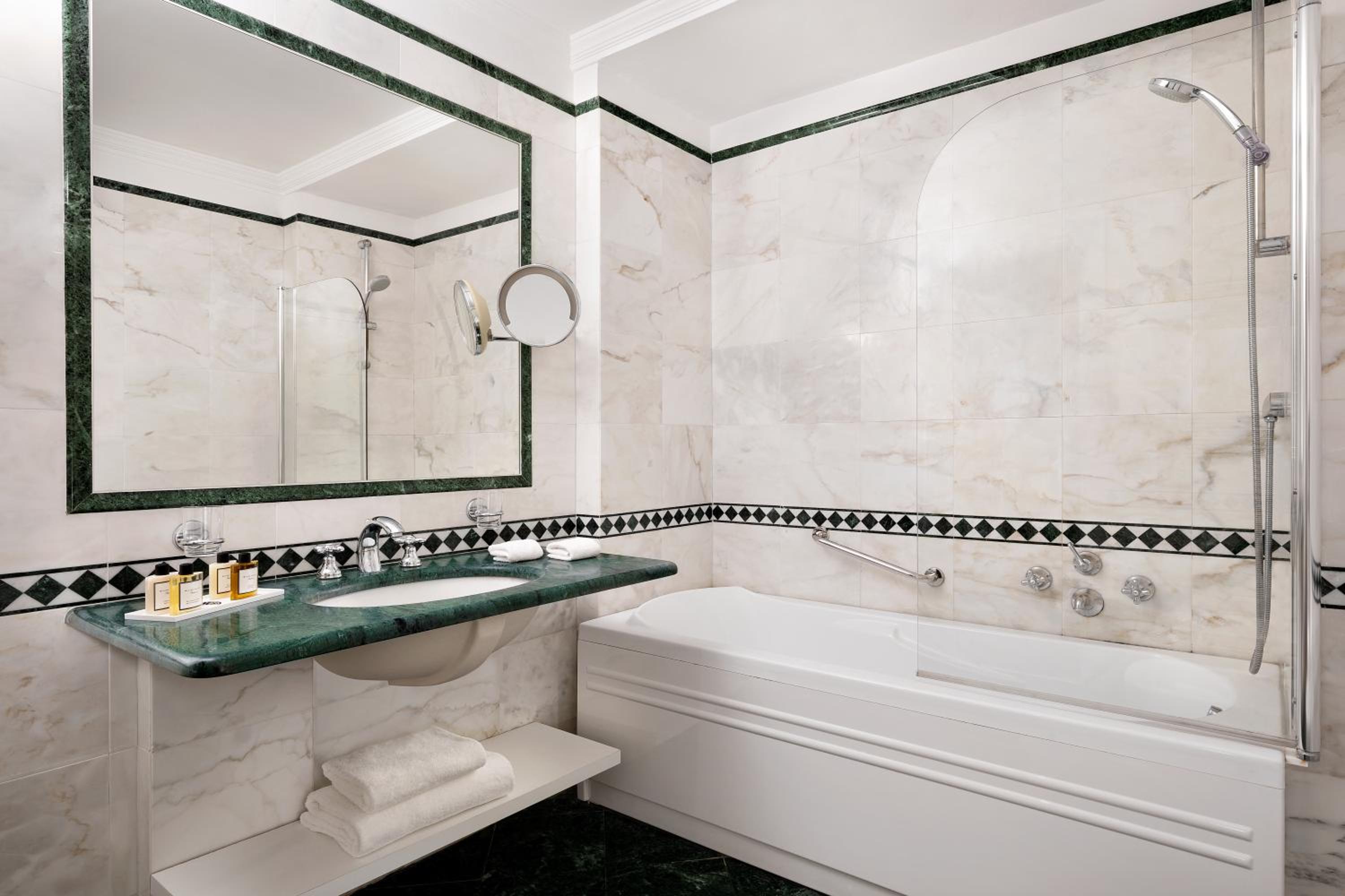 Florence Suite, Suite, 1 King, Whirlpool, Balcony thumbnail 5