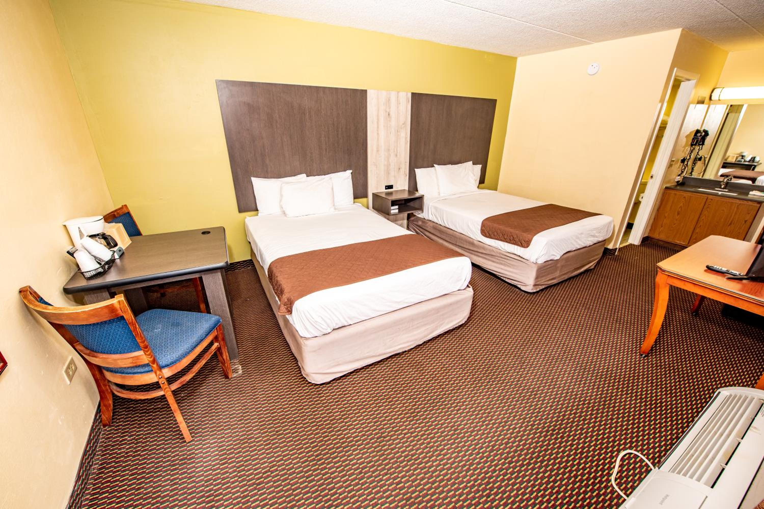 Double Room with Two Full Beds - City View (Non Smoking) photo 3