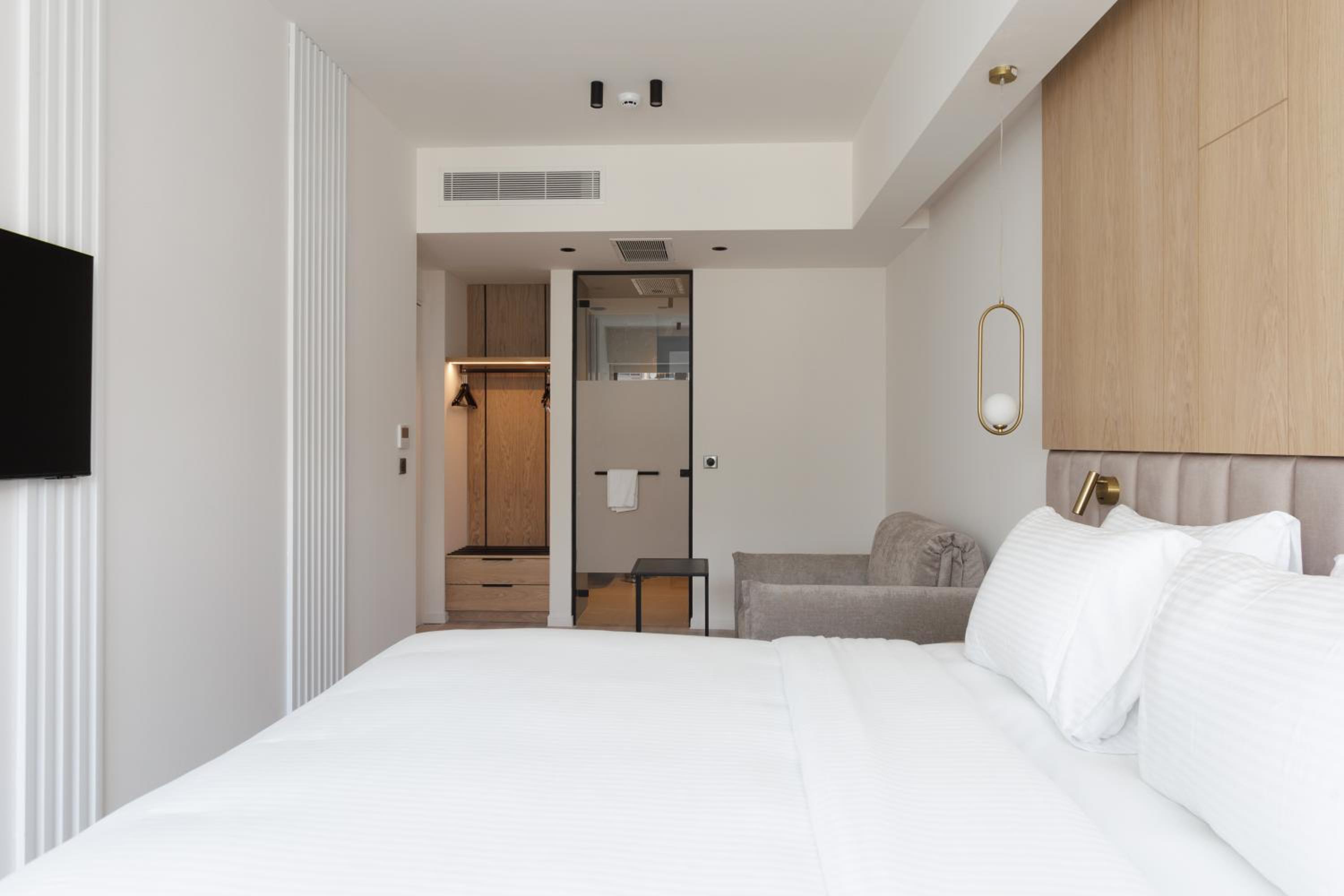 Premium King Room With Sofa Bed thumbnail 5
