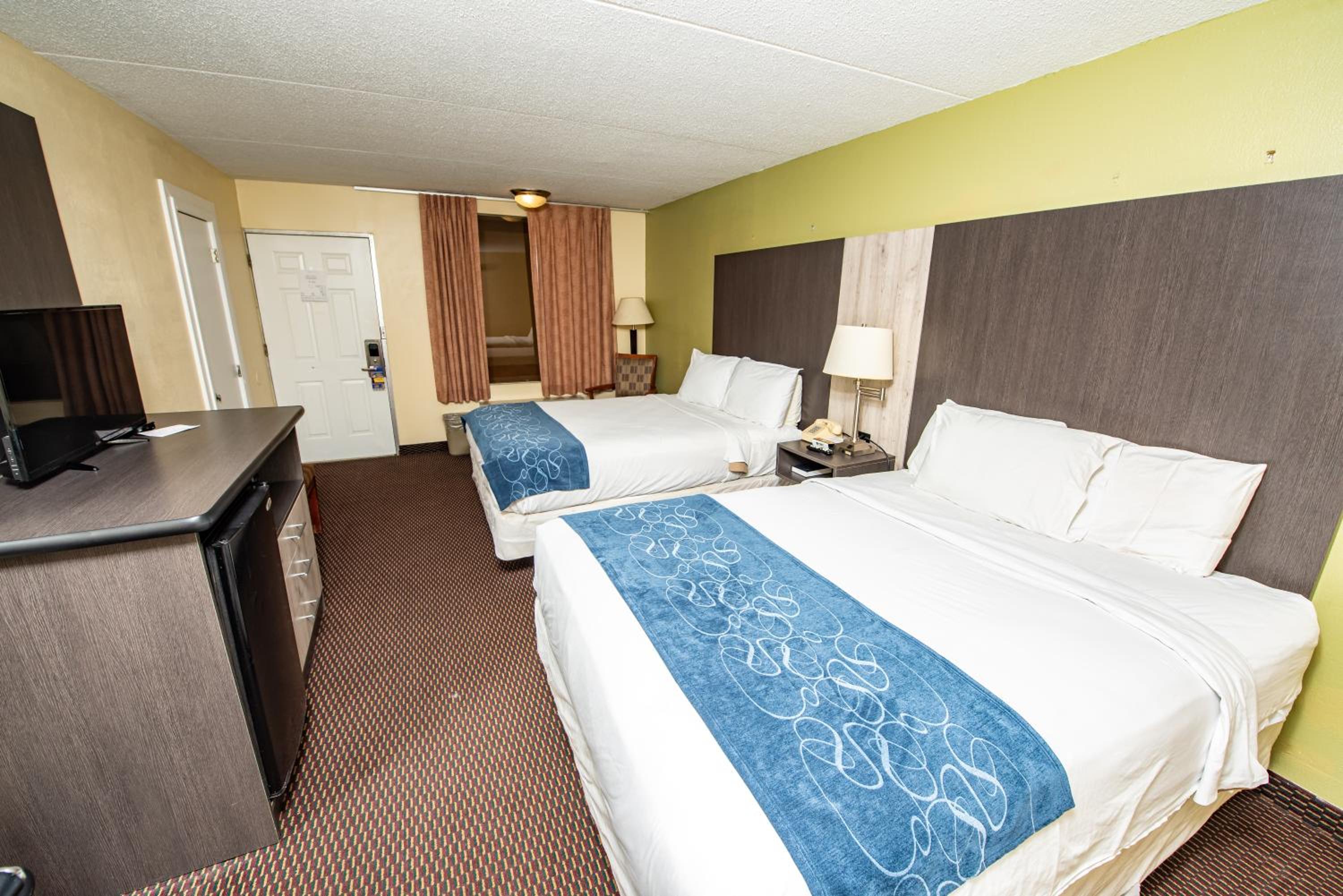 Queen Room with Two Queen Beds  (Non Smoking) photo 2