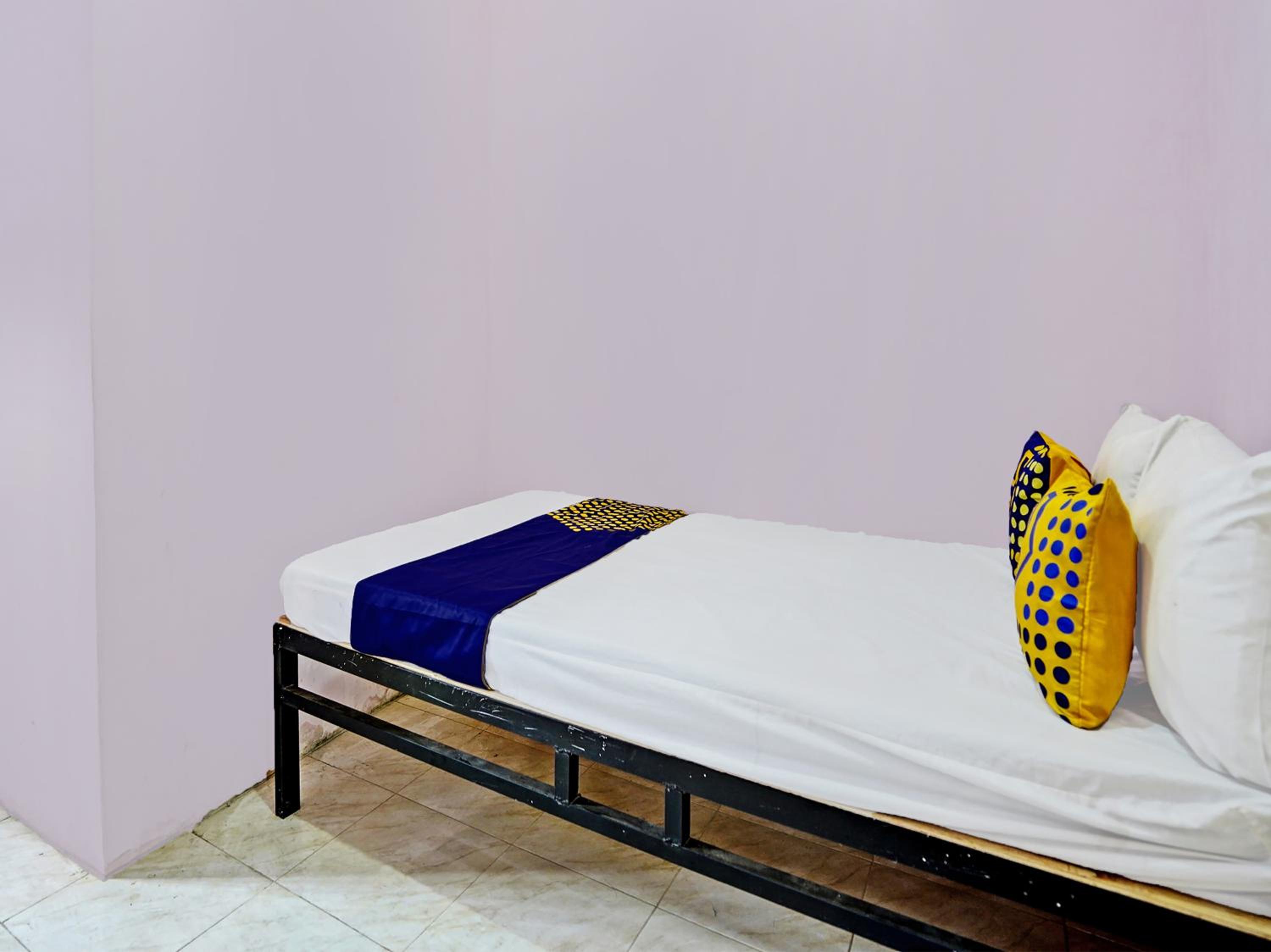 Budget Double Room - Photo 2