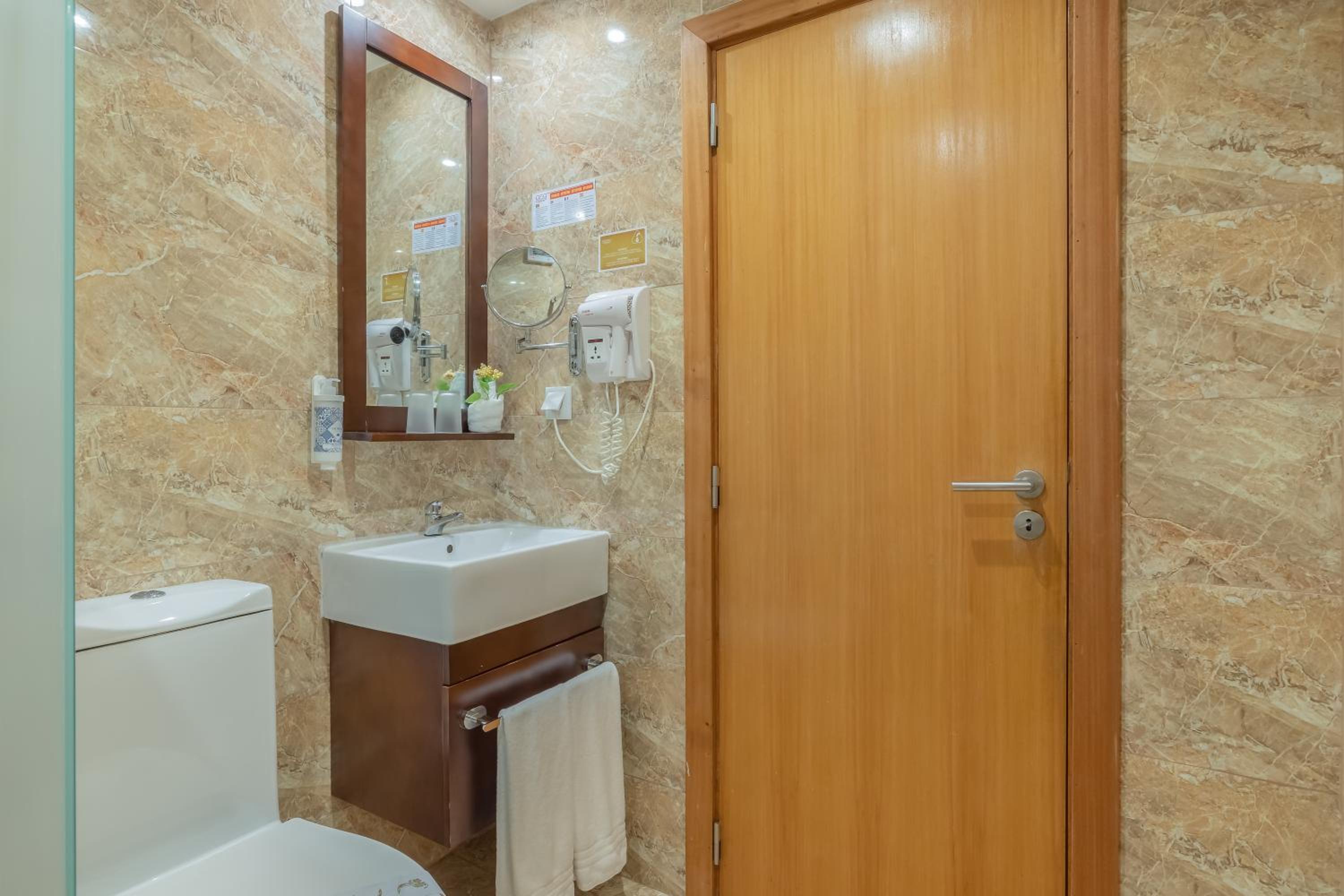 Deluxe One Bedroom  Suite (2 Adults + 1 Child) - Photo 4