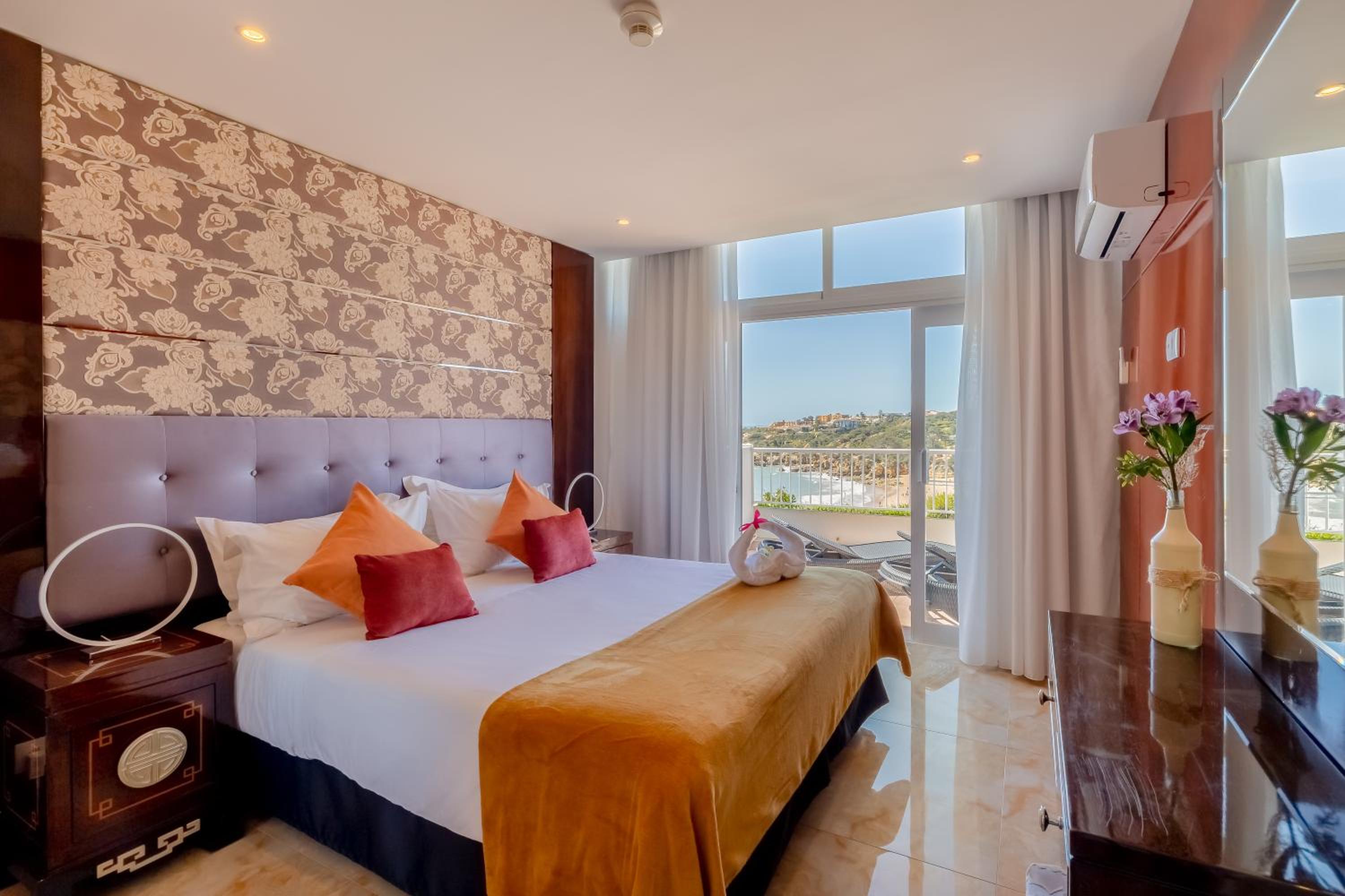 Deluxe One Bedroom  Suite (2 Adults + 1 Child) - Photo 1