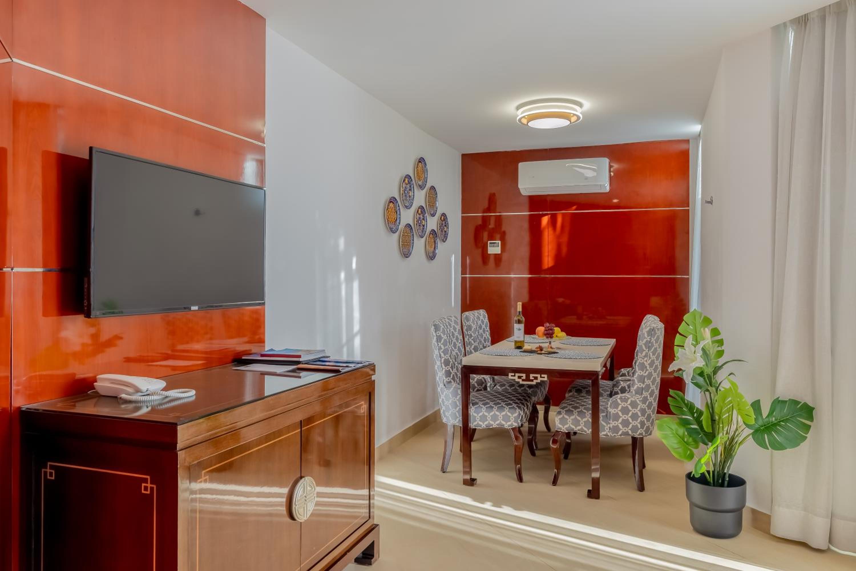 Deluxe One Bedroom  Suite (2 Adults + 1 Child) - Photo 9