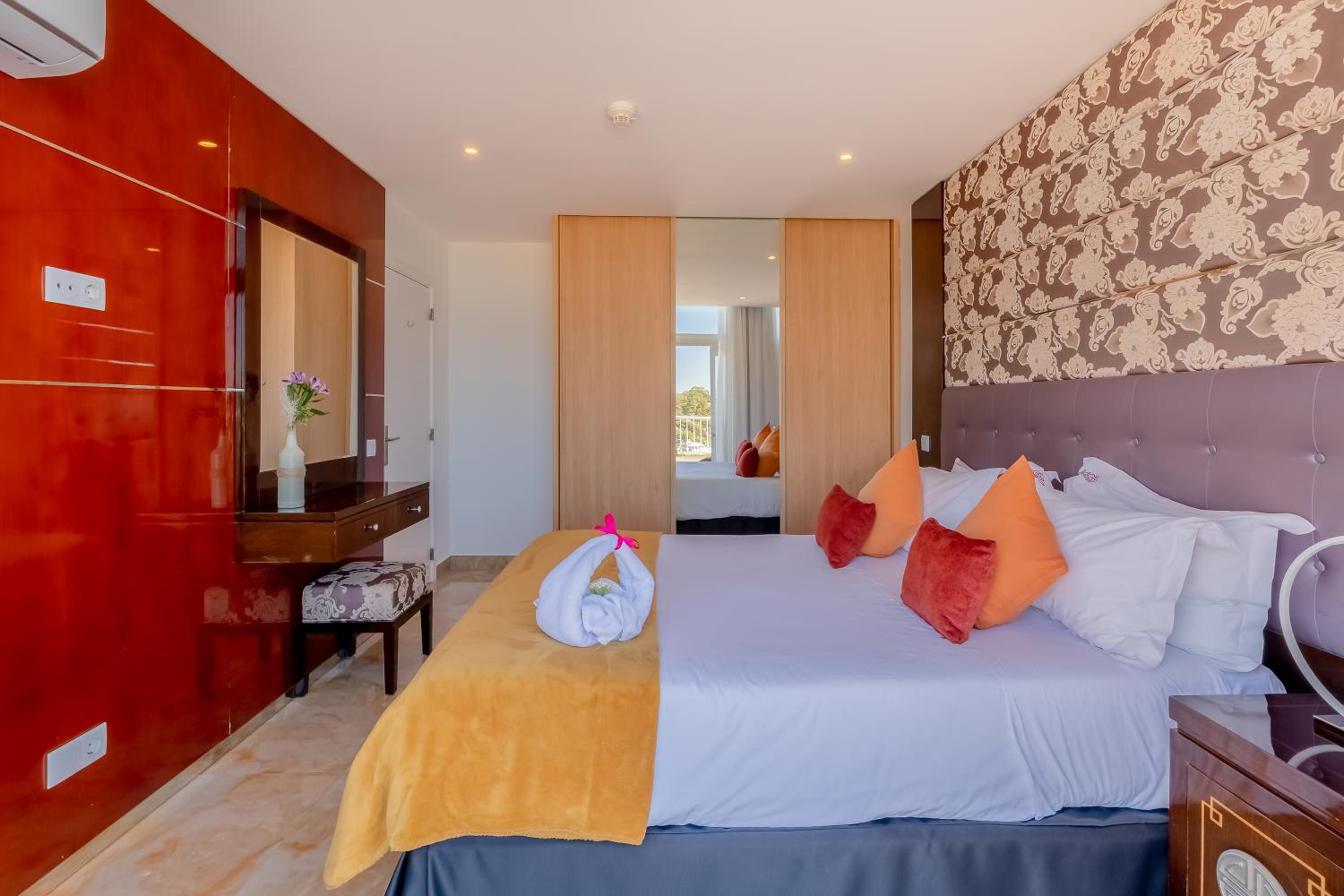 Deluxe One Bedroom  Suite (2 Adults + 1 Child) - Photo 18
