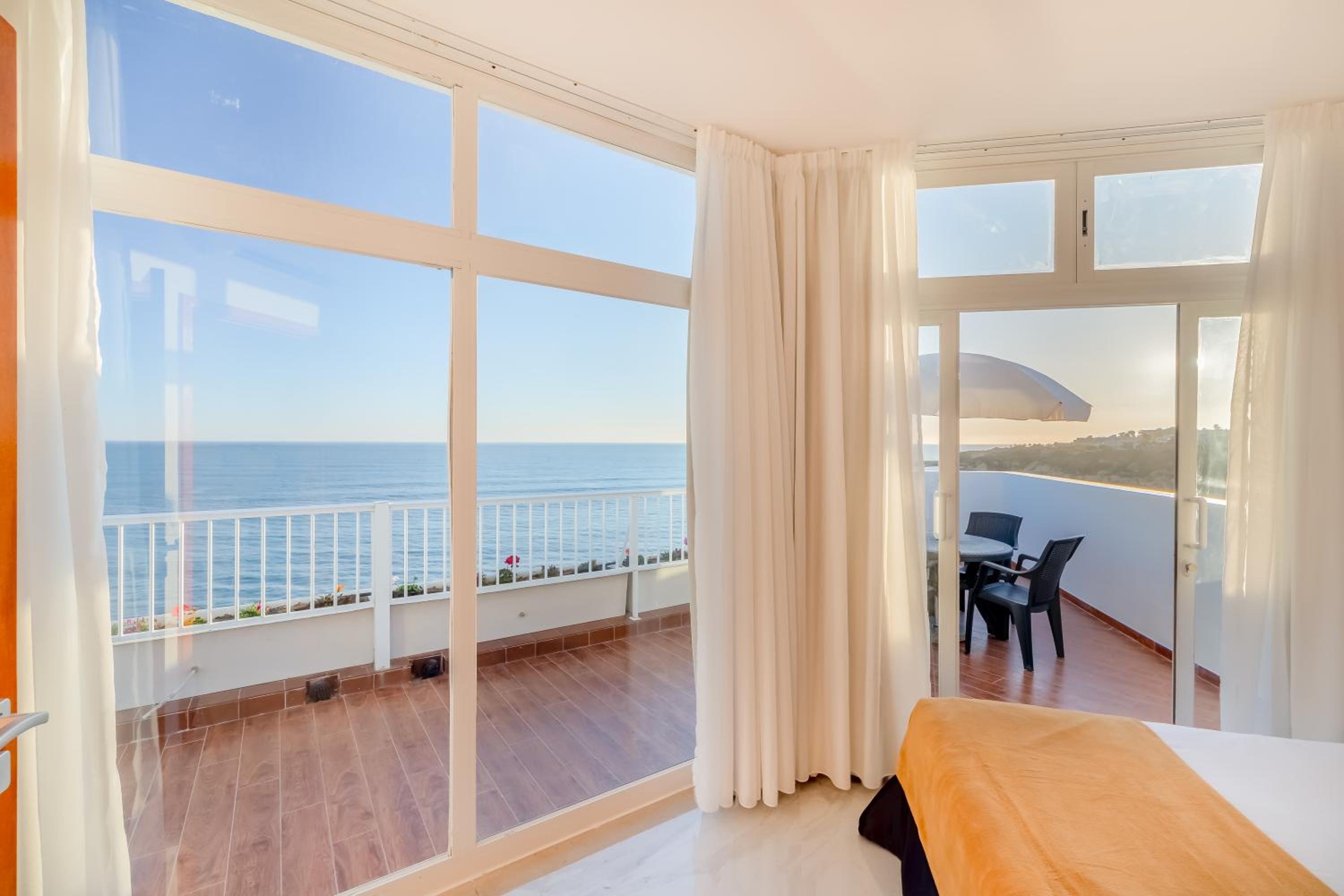 Deluxe Two Bedroom  Suite (6 Adults) thumbnail 5