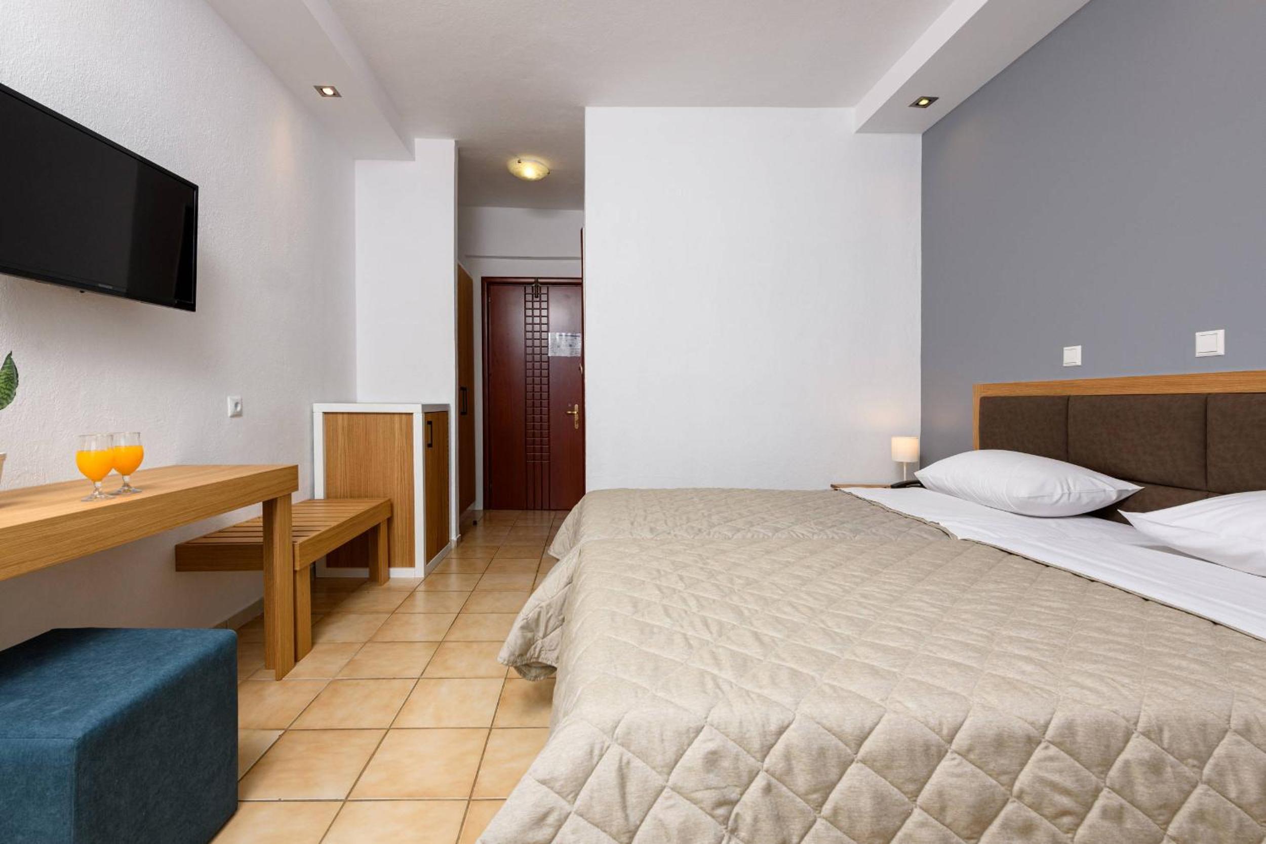 Double or Twin Room - Photo 6