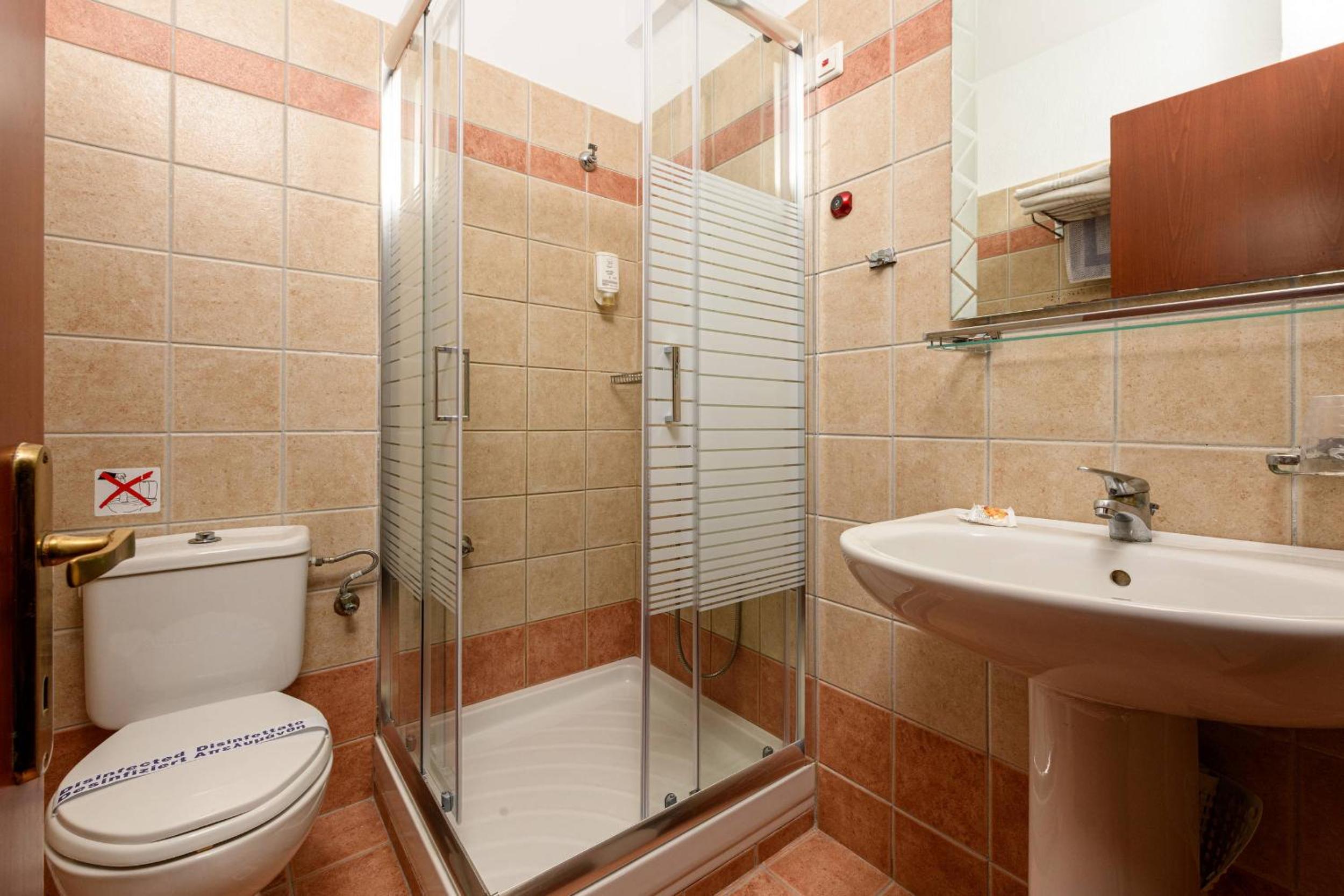 Double or Twin Room - Photo 10