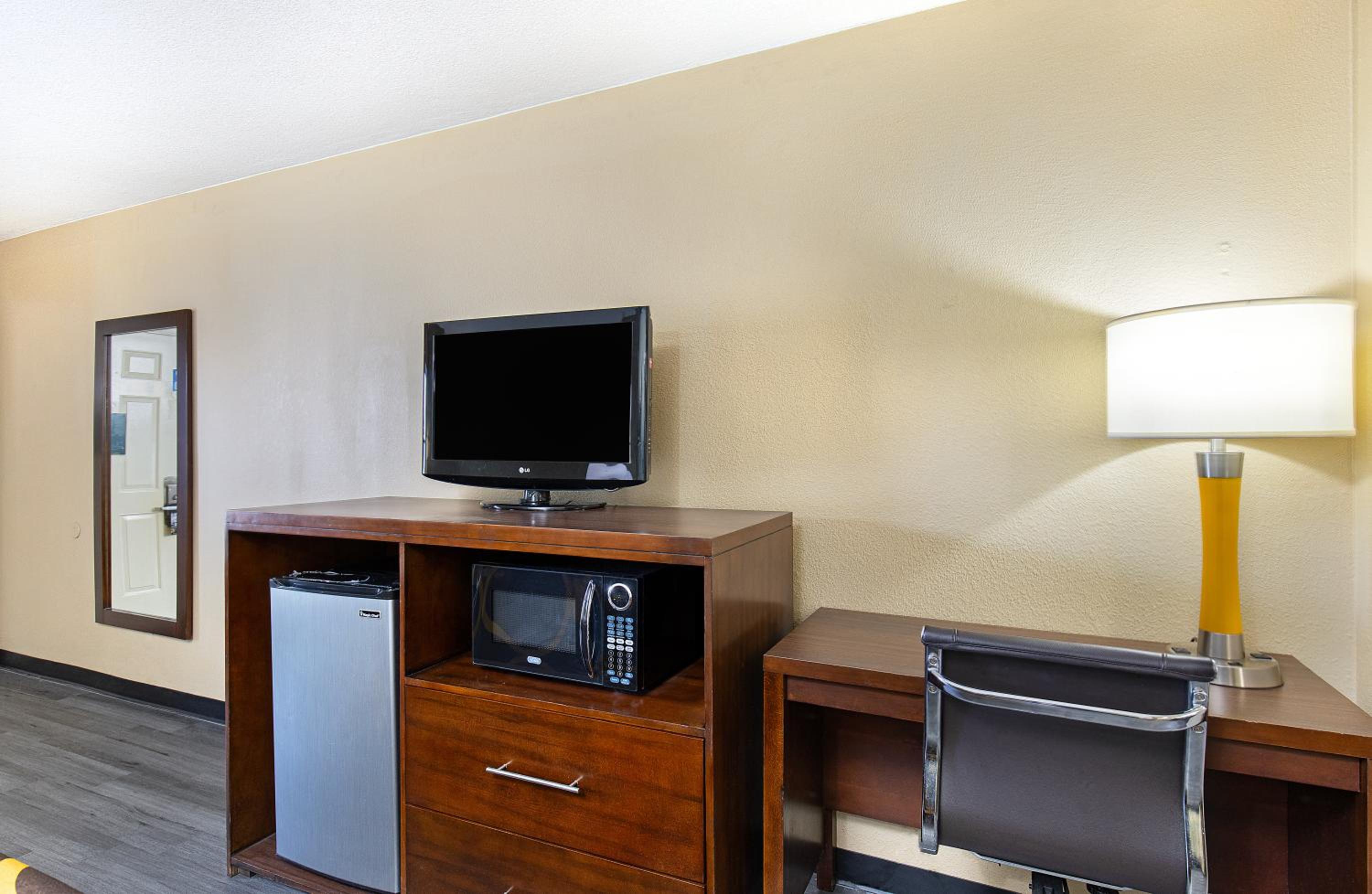 King Room - Non-Smoking - Photo 2
