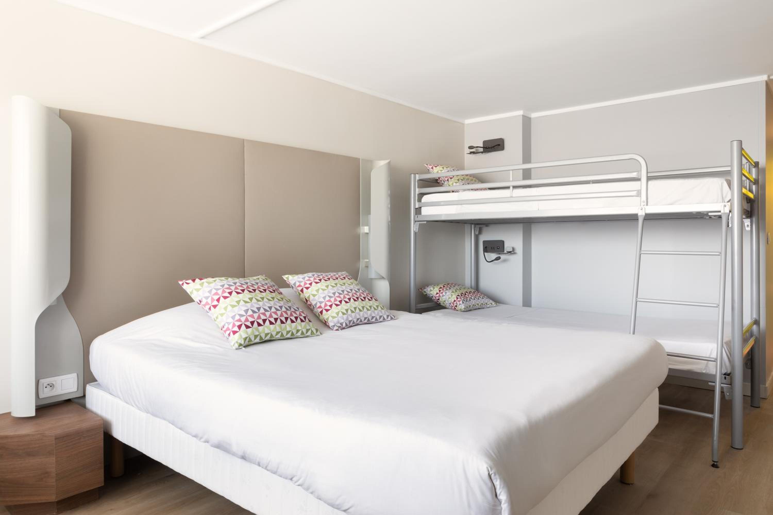 Standard Double Room with One Single Bed - Up to Ten Years photo 1