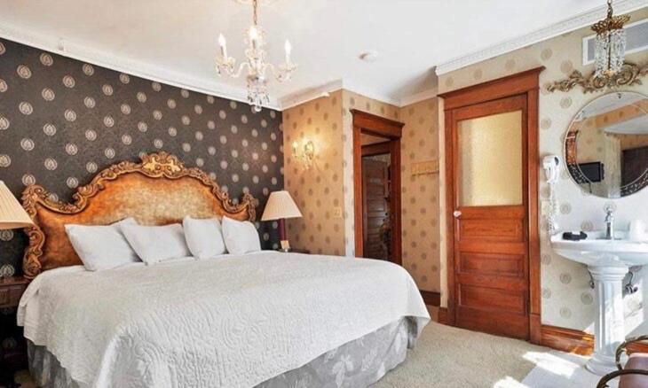 King Suite (Golden Oak)