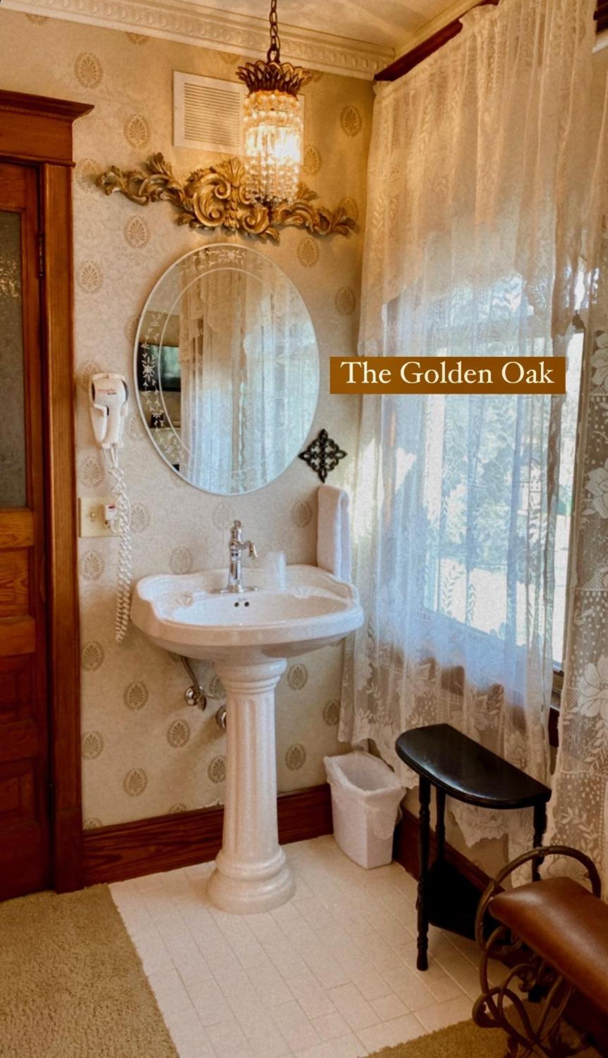 King Suite (Golden Oak) photo 2