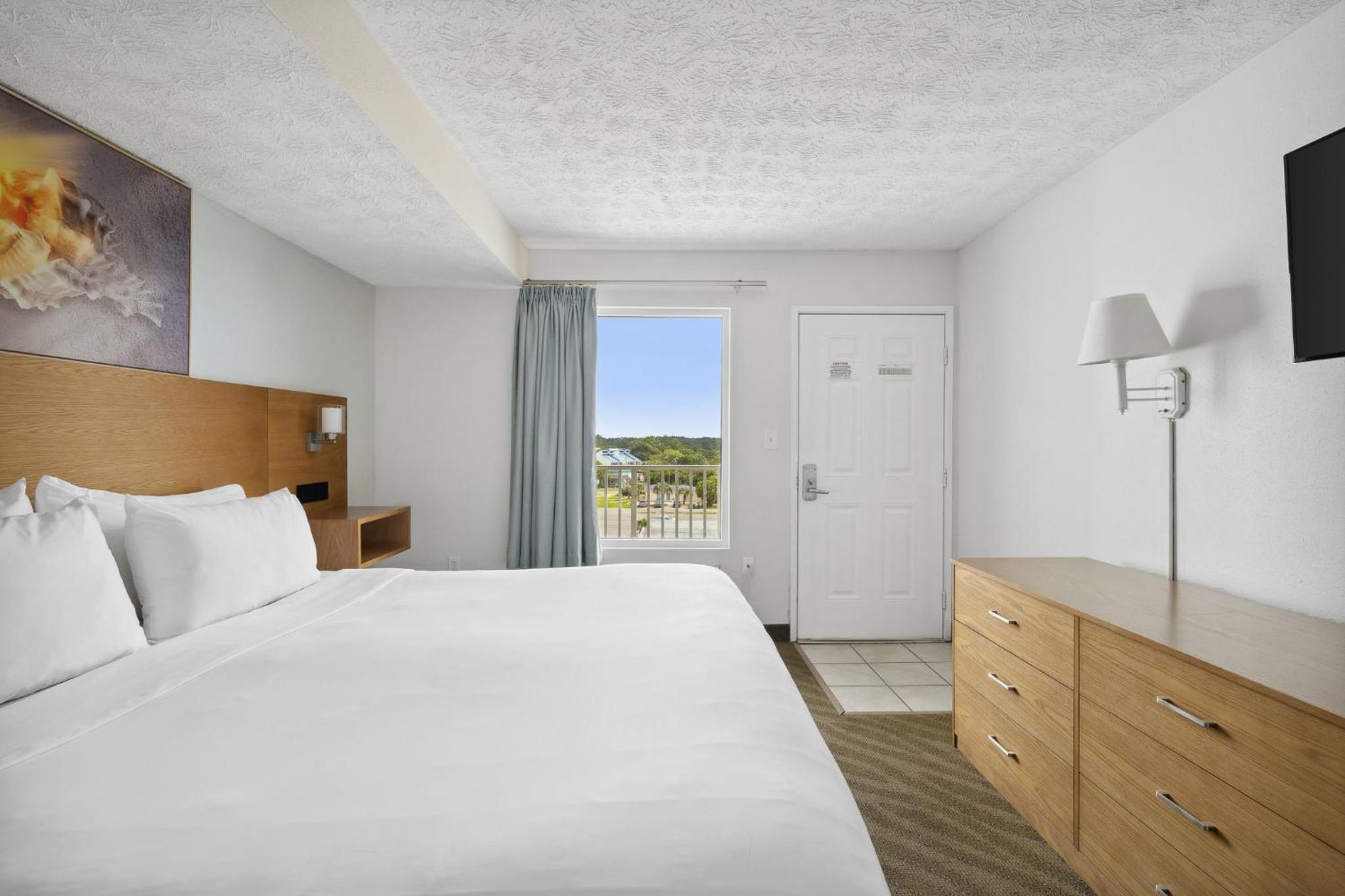Beachfront Suite - King with Kitchen - Photo 1