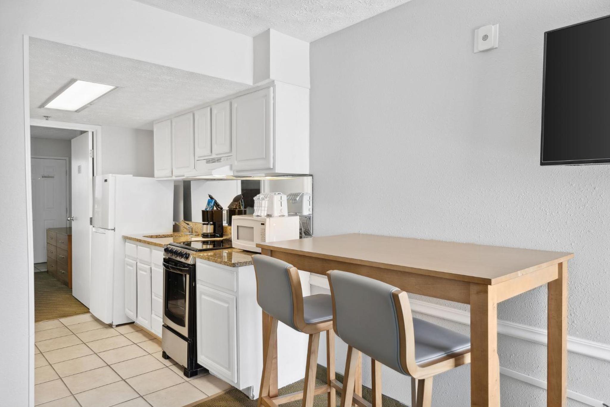 Beachfront Suite - King with Kitchen - Photo 3