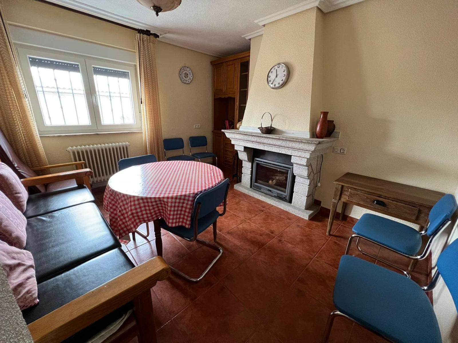 Five-Bedroom House - Photo 7