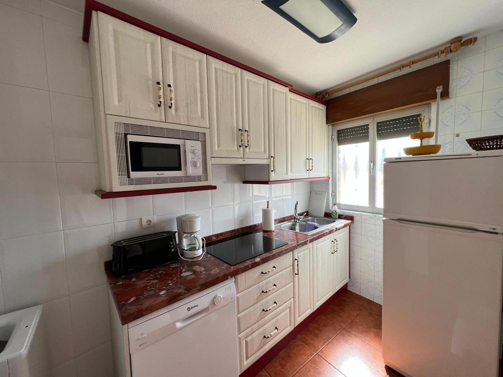 Five-Bedroom House - Photo 9