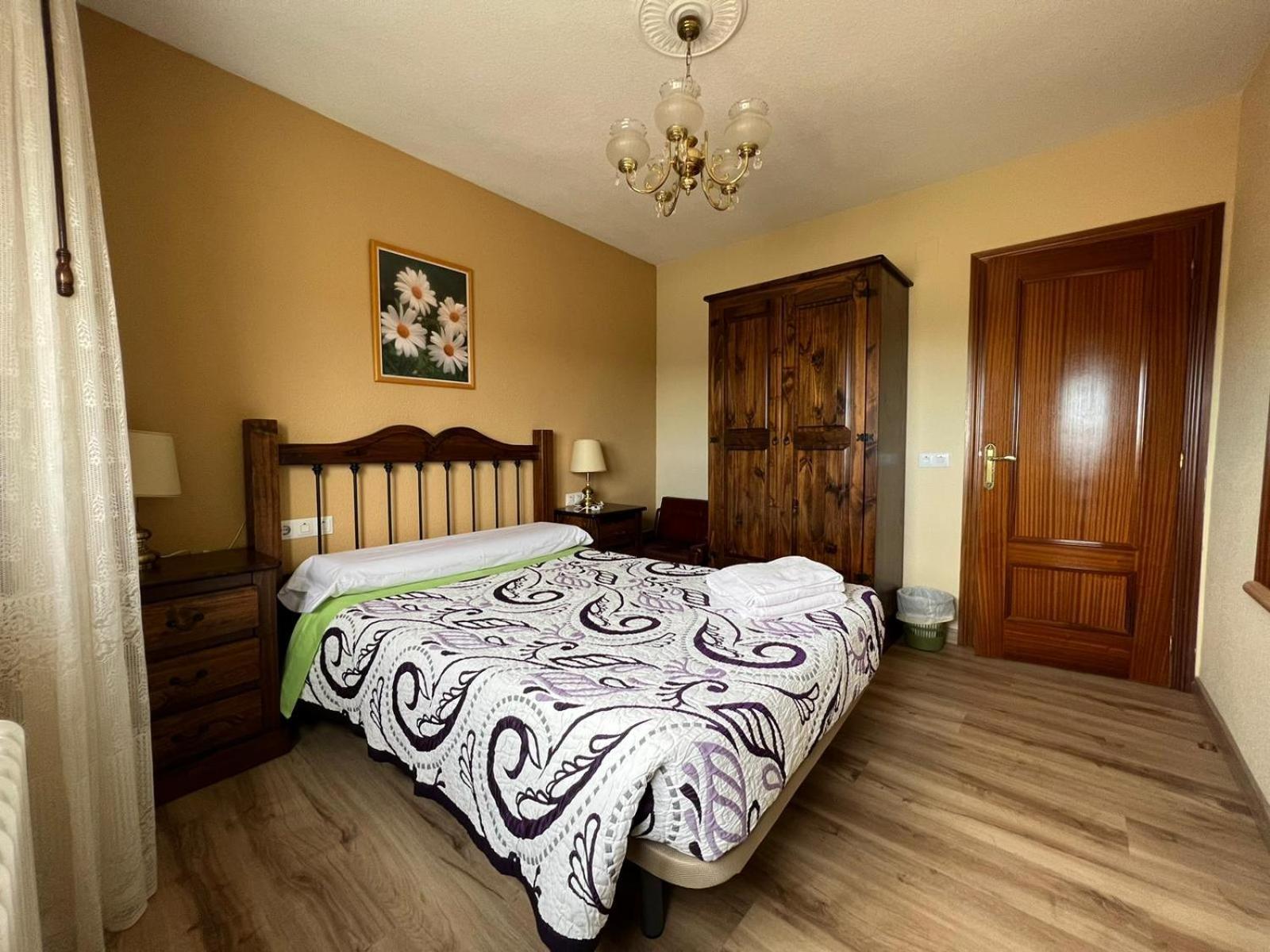 Five-Bedroom House - Photo 15