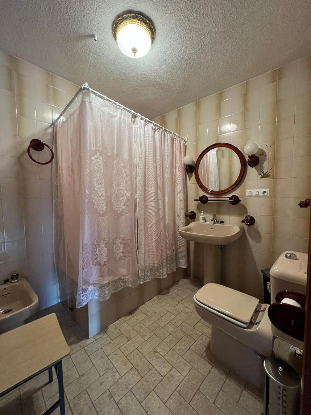 Five-Bedroom House - Photo 16