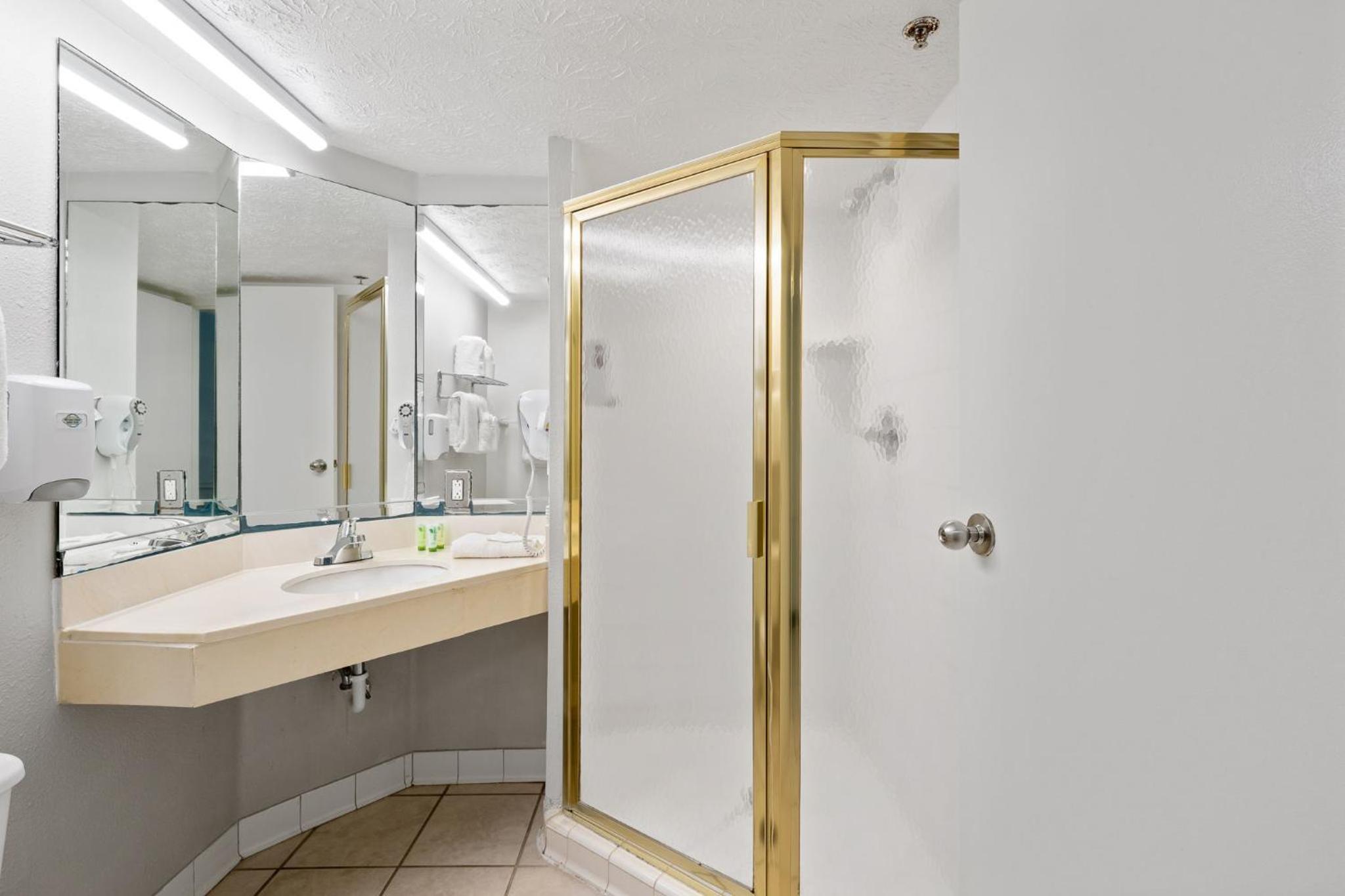 Beachfront Classic Room - King with Jacuzzi - Photo 5