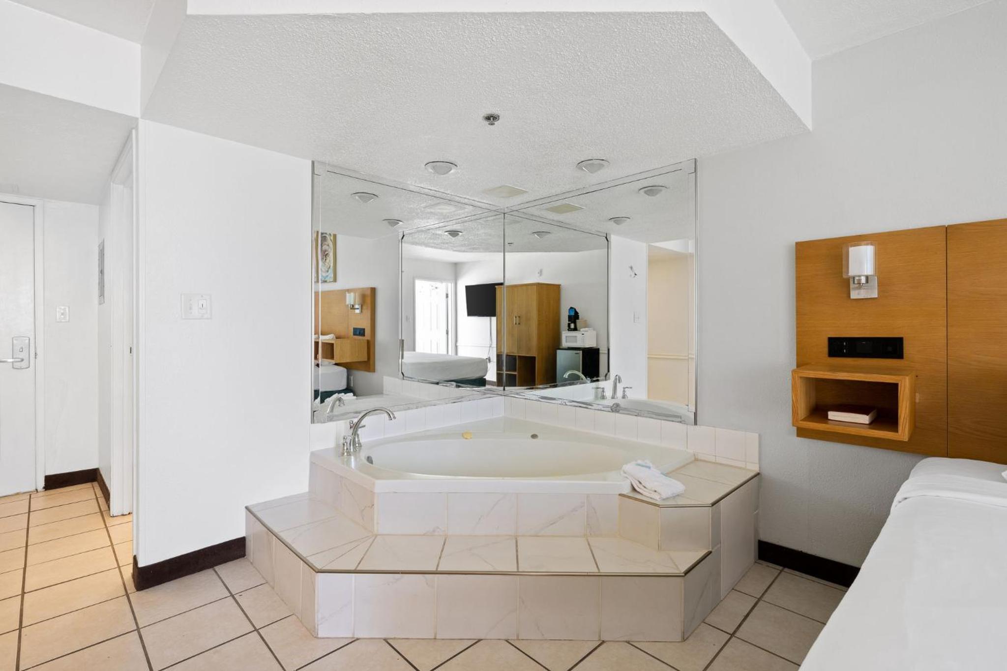 Beachfront Classic Room - King with Jacuzzi - Photo 3