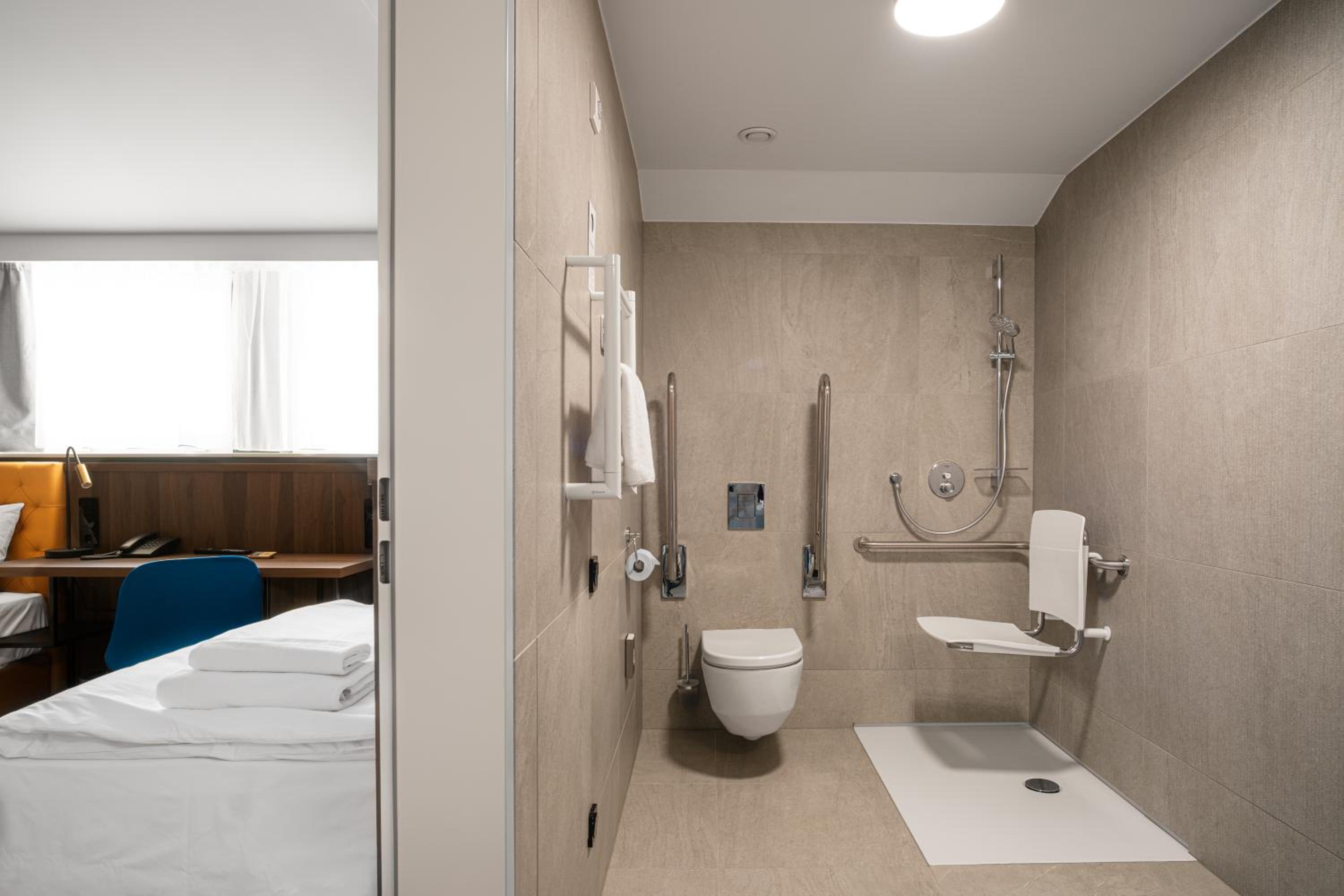 Twin Room - Disability Access - Photo 3