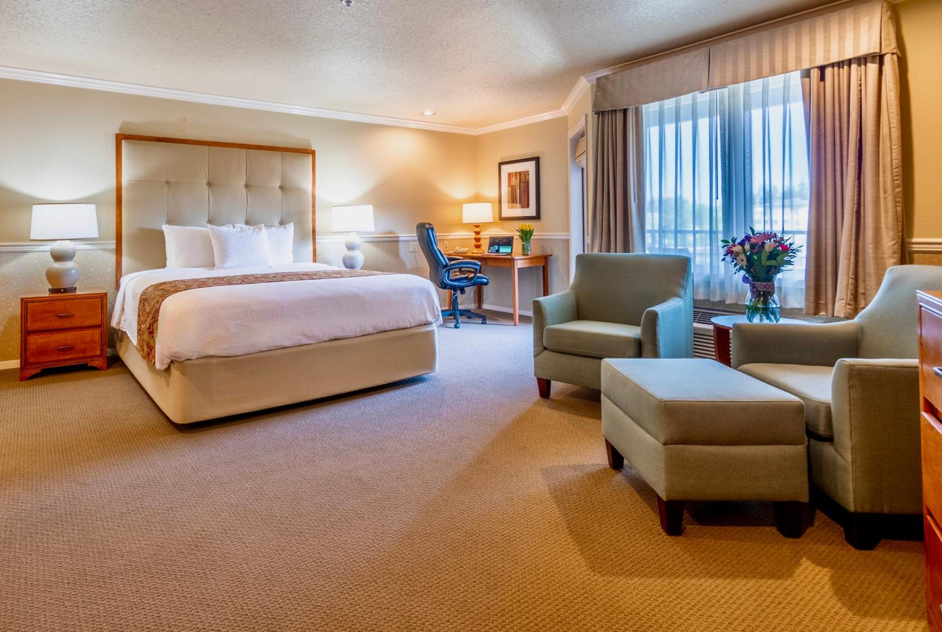 Oversize King Room with Lake View photo 1