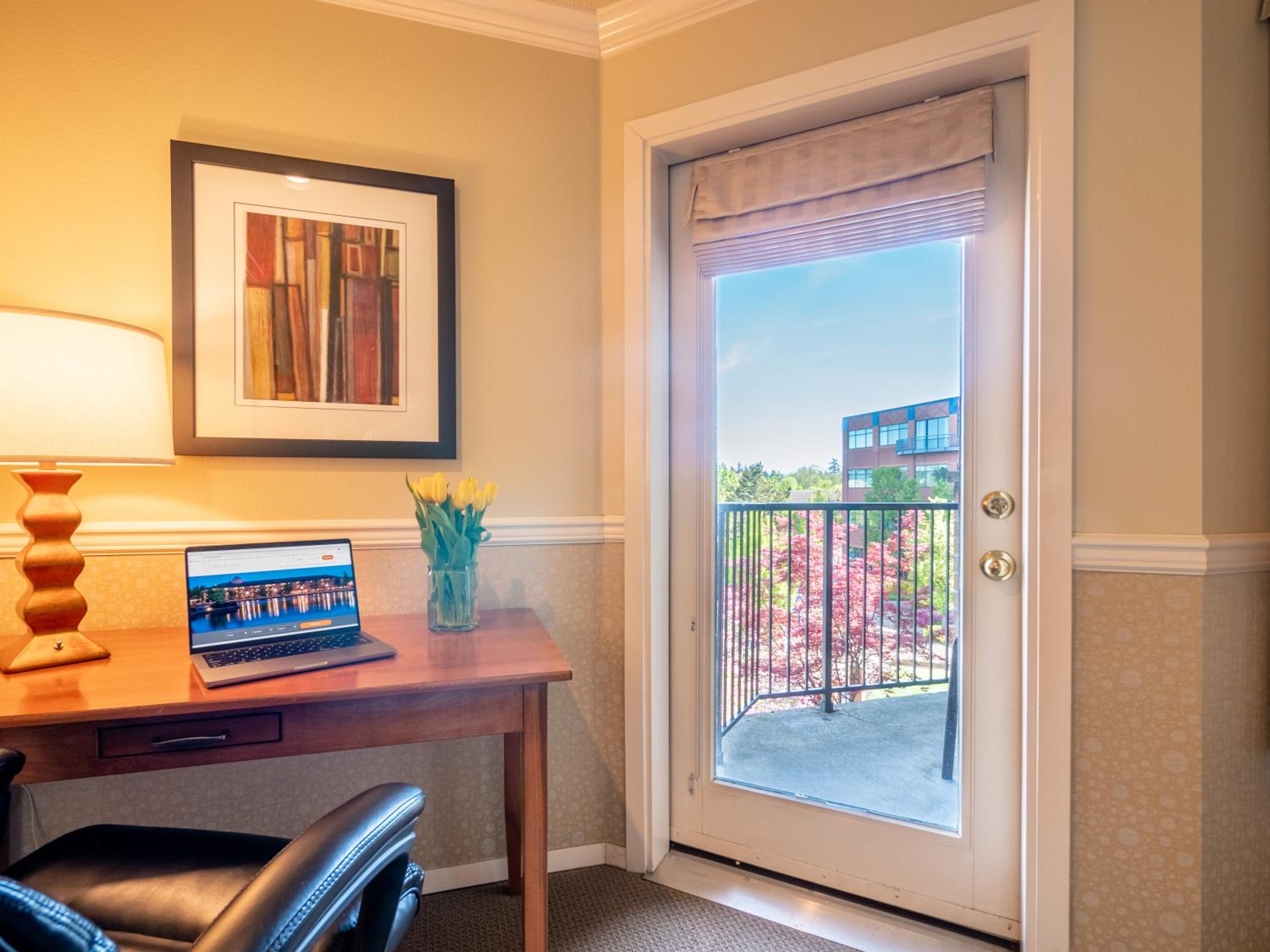 Oversize King Room with Lake View photo 2
