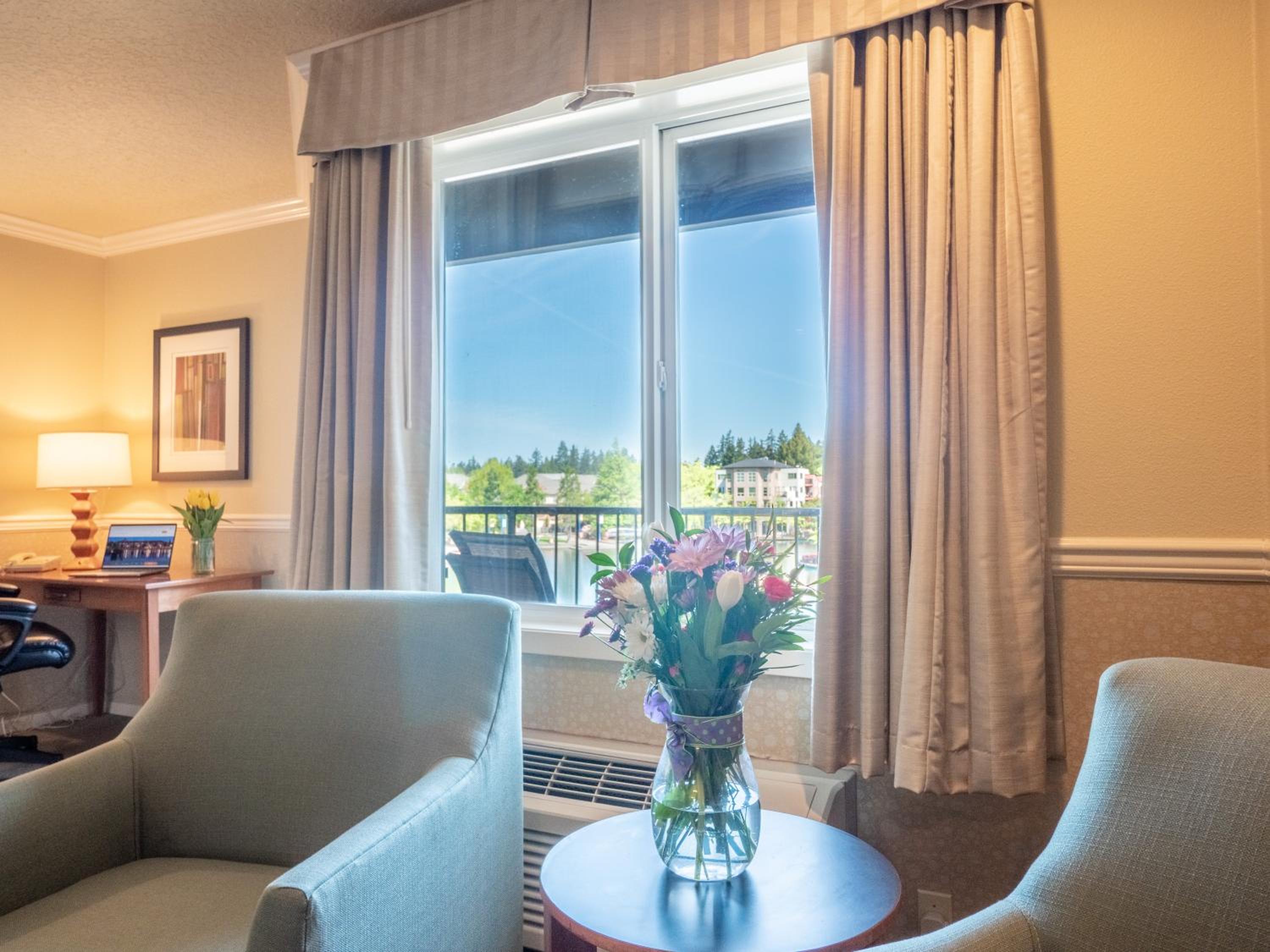 Oversize King Room with Lake View photo 3