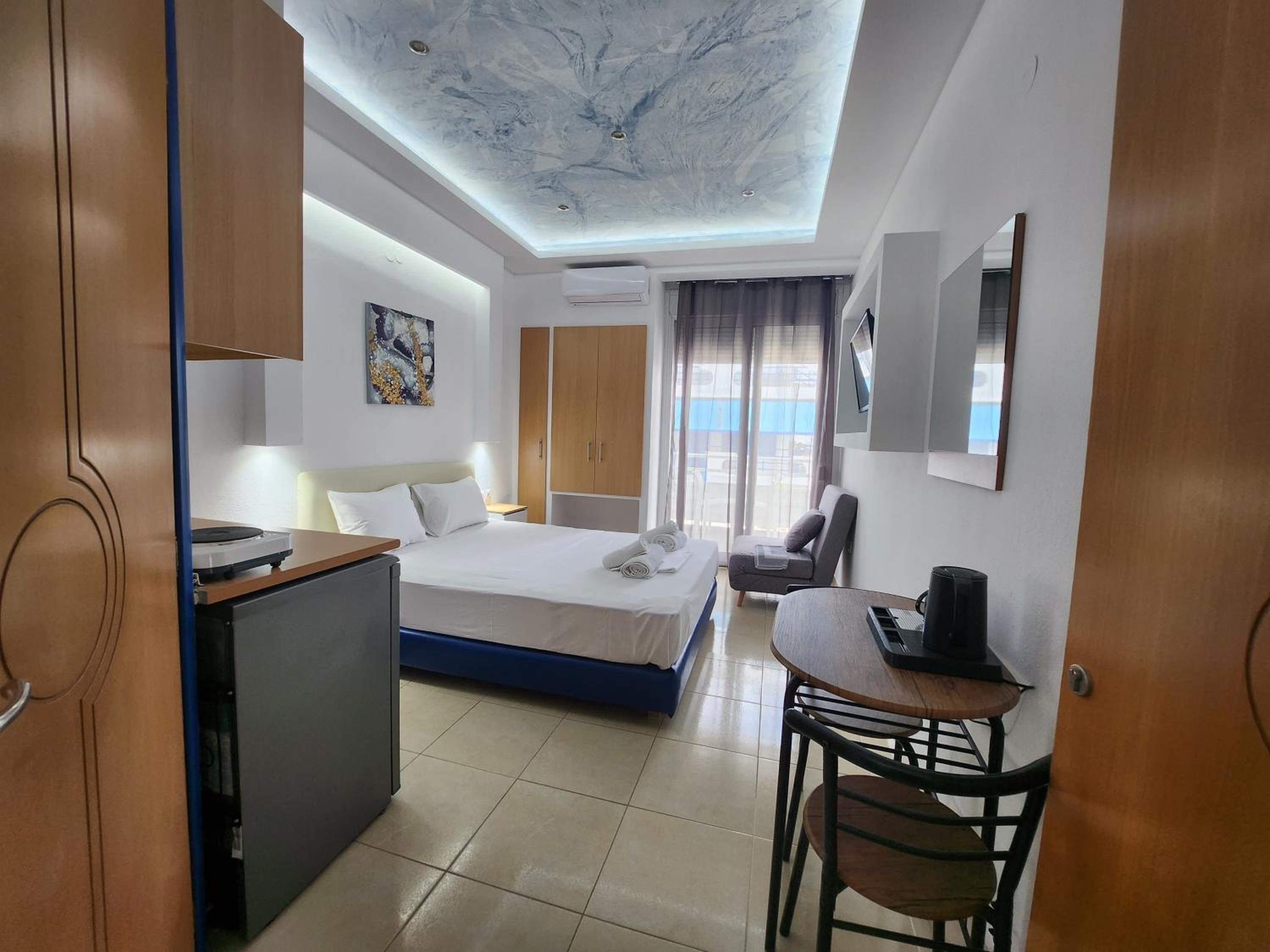 Deluxe Double Room with Side Sea View