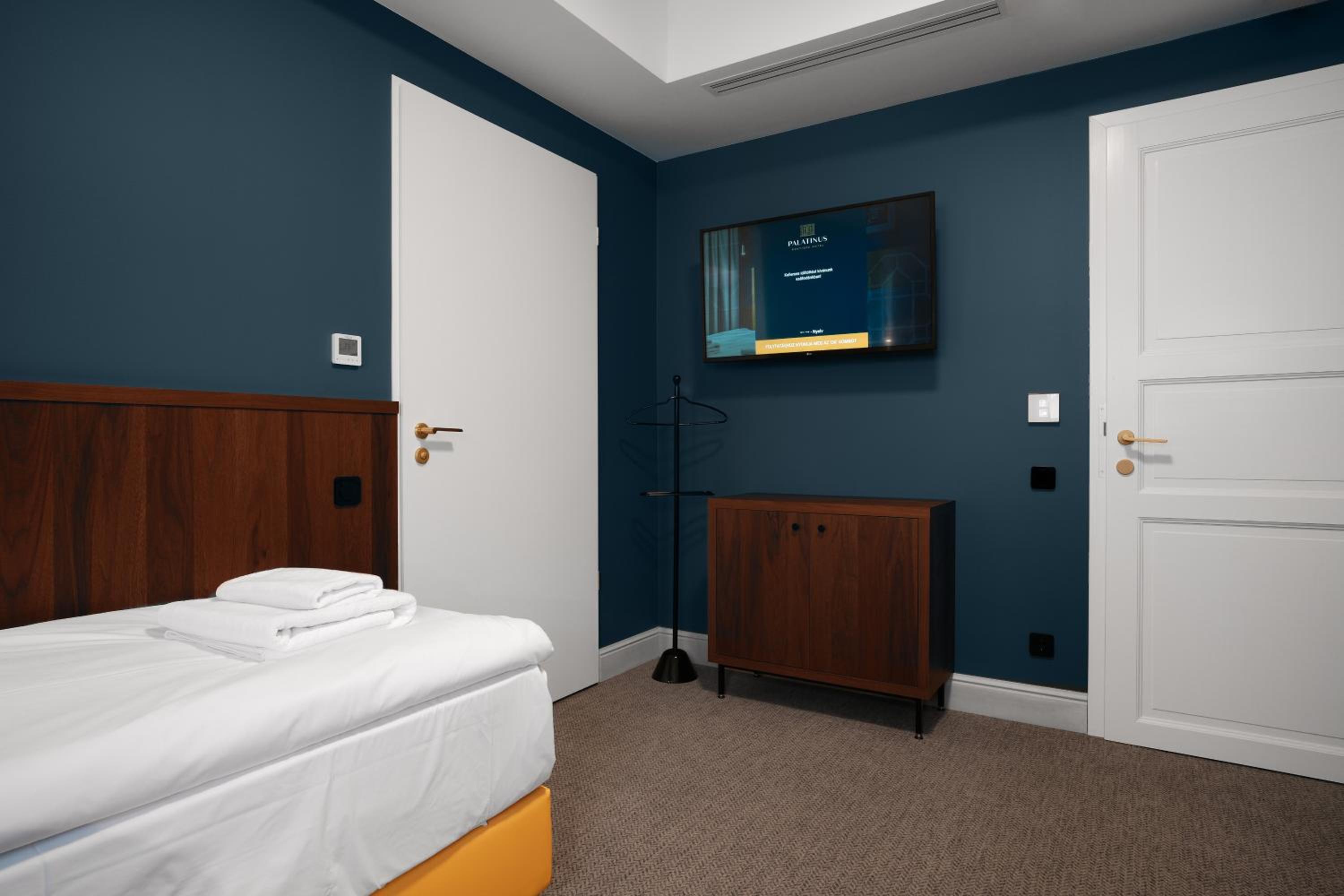 Twin Room - Disability Access - Photo 4