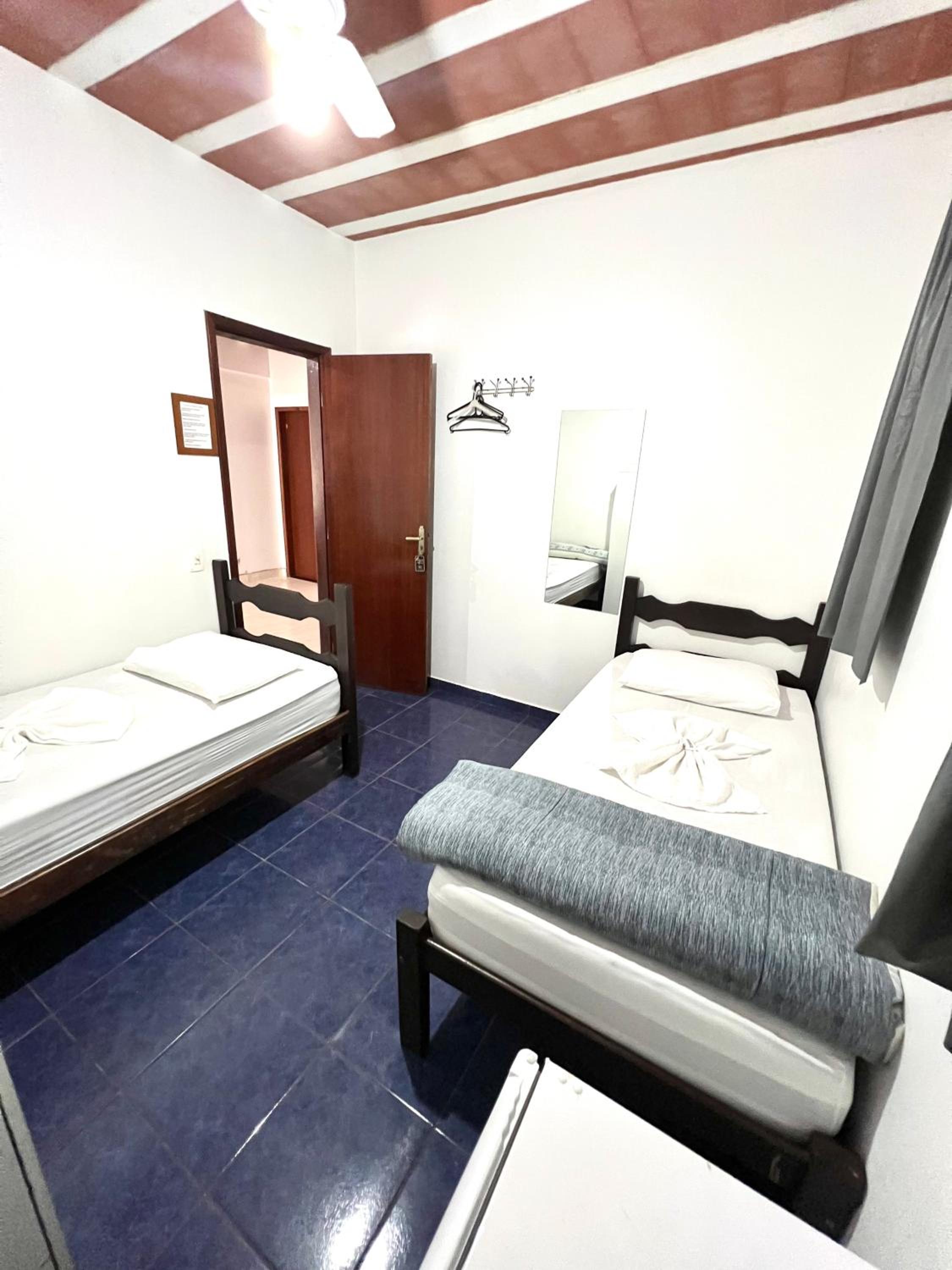 Twin Room with Private Bathroom - Photo 2