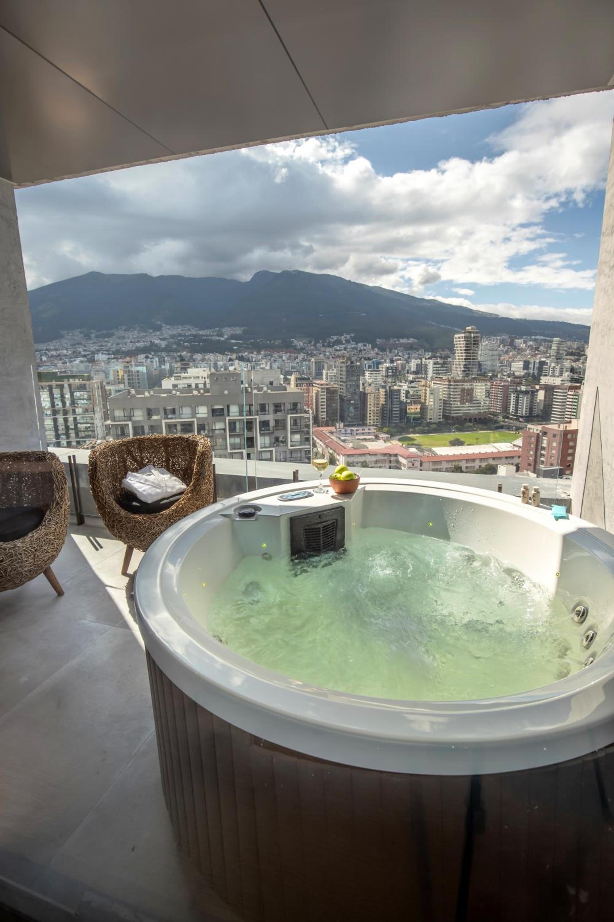 King Suite with Spa Bath - Photo 3