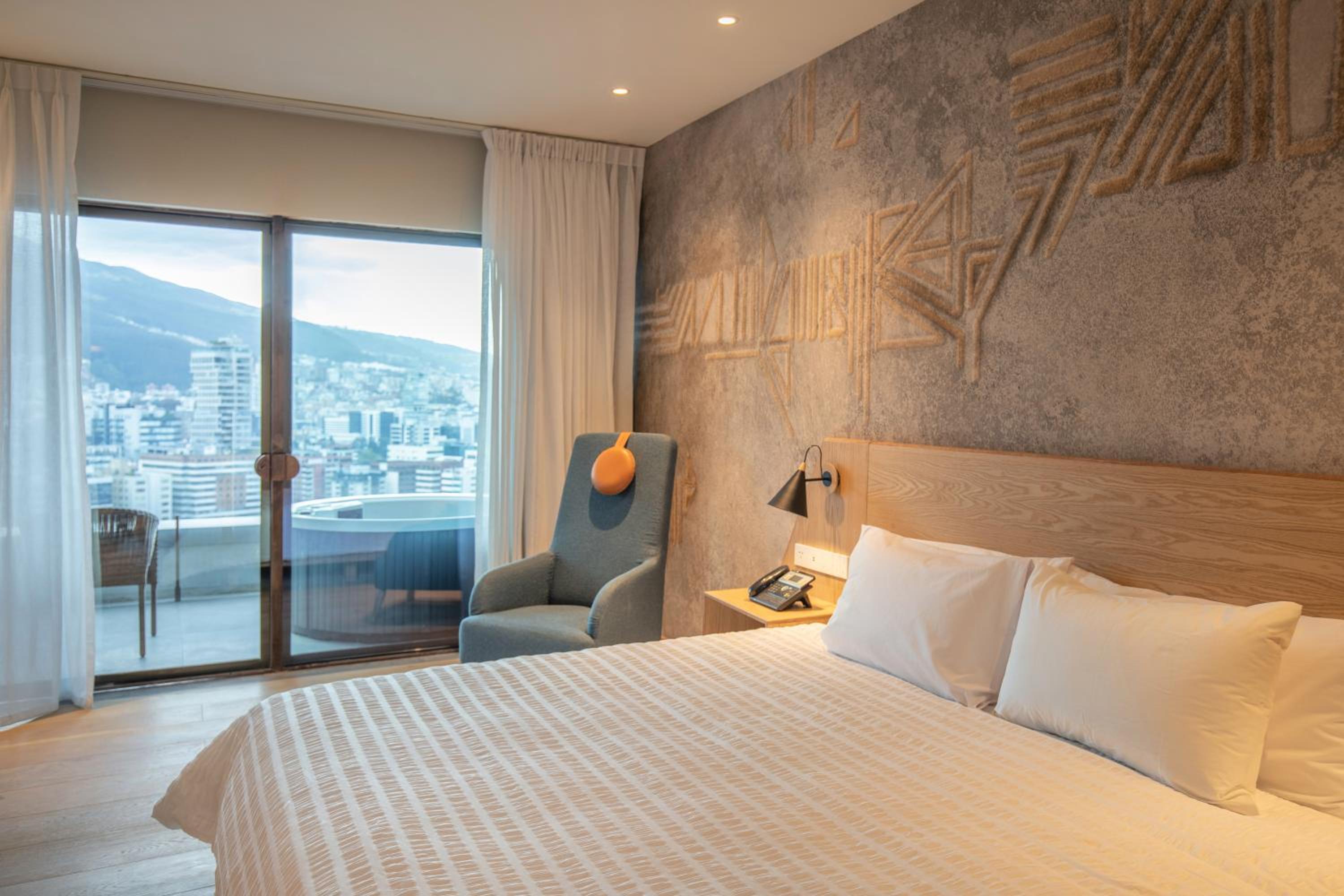 King Suite with Spa Bath - Photo 5