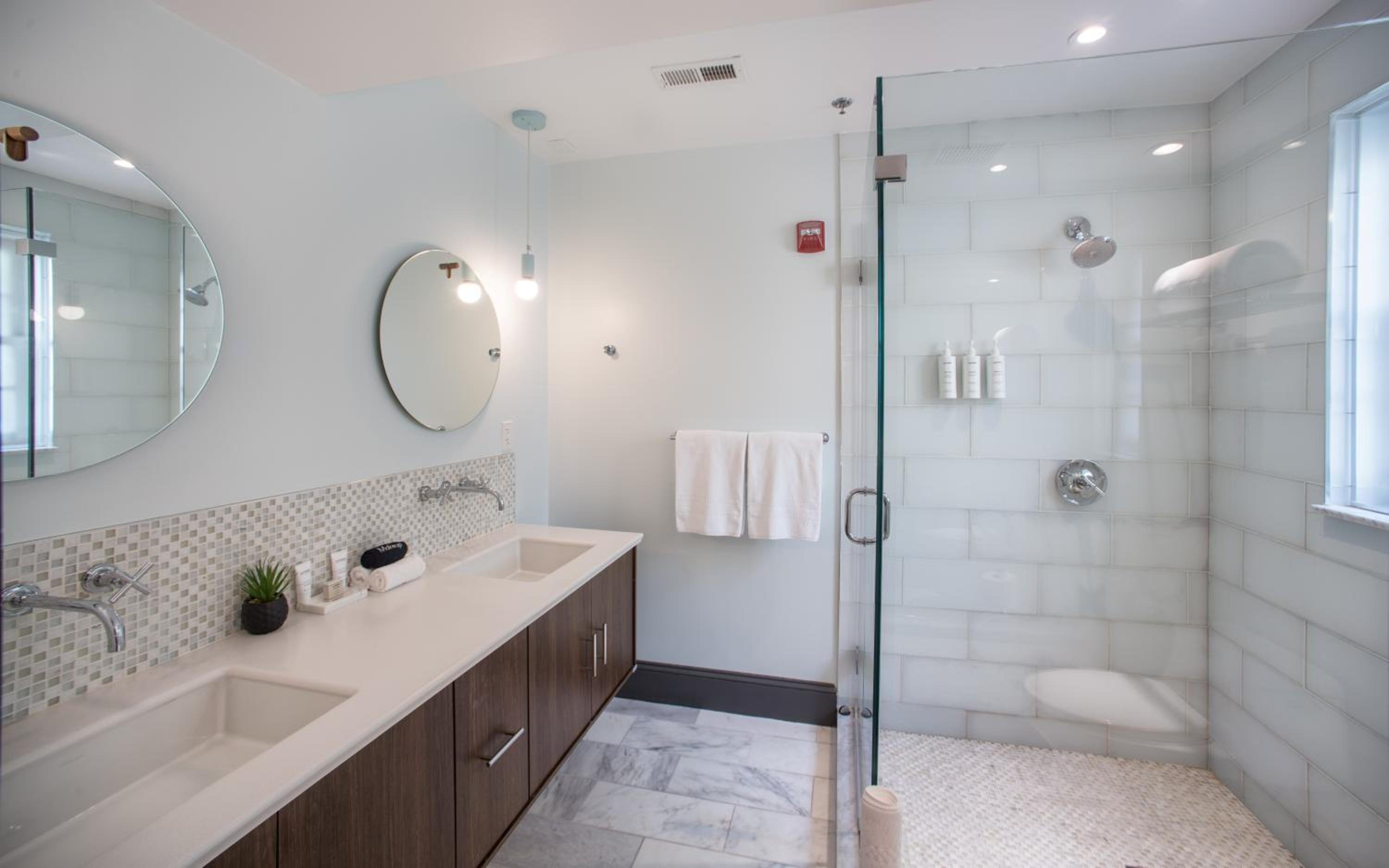 One-Bedroom Suite thumbnail 6