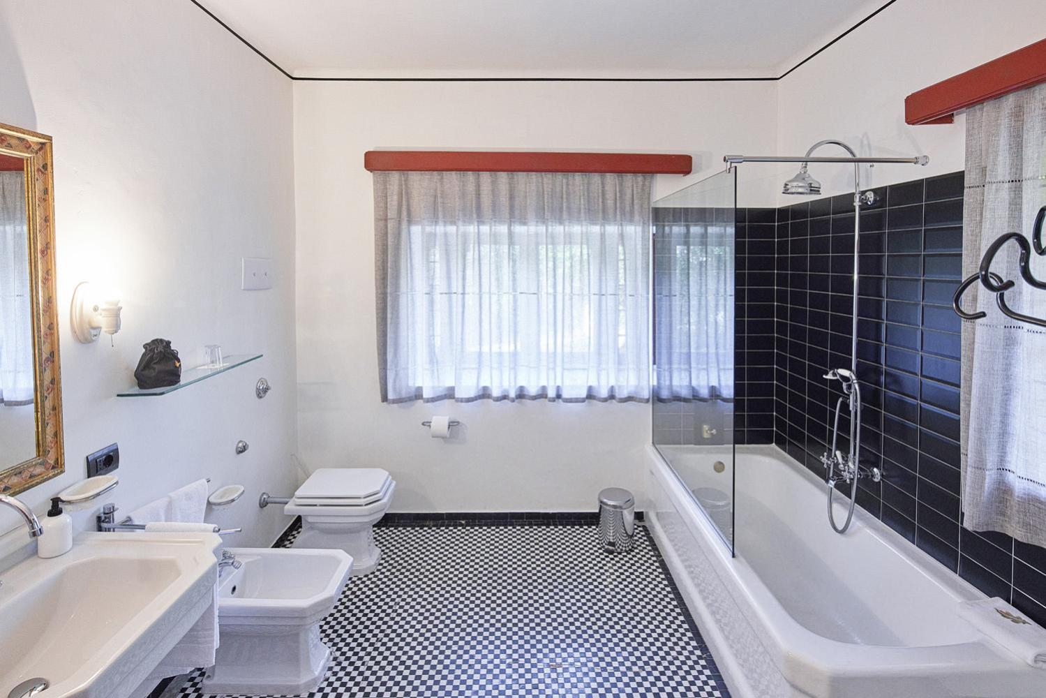 Deluxe Suite with Spa Bath - Photo 3