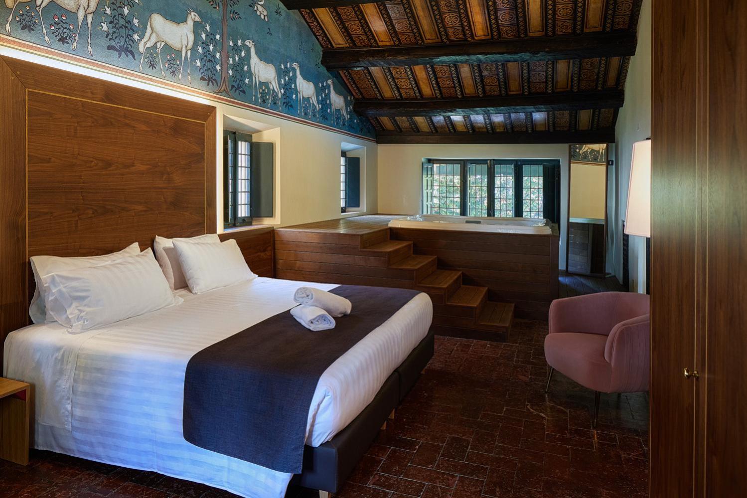 Deluxe Suite with Spa Bath - Photo 4