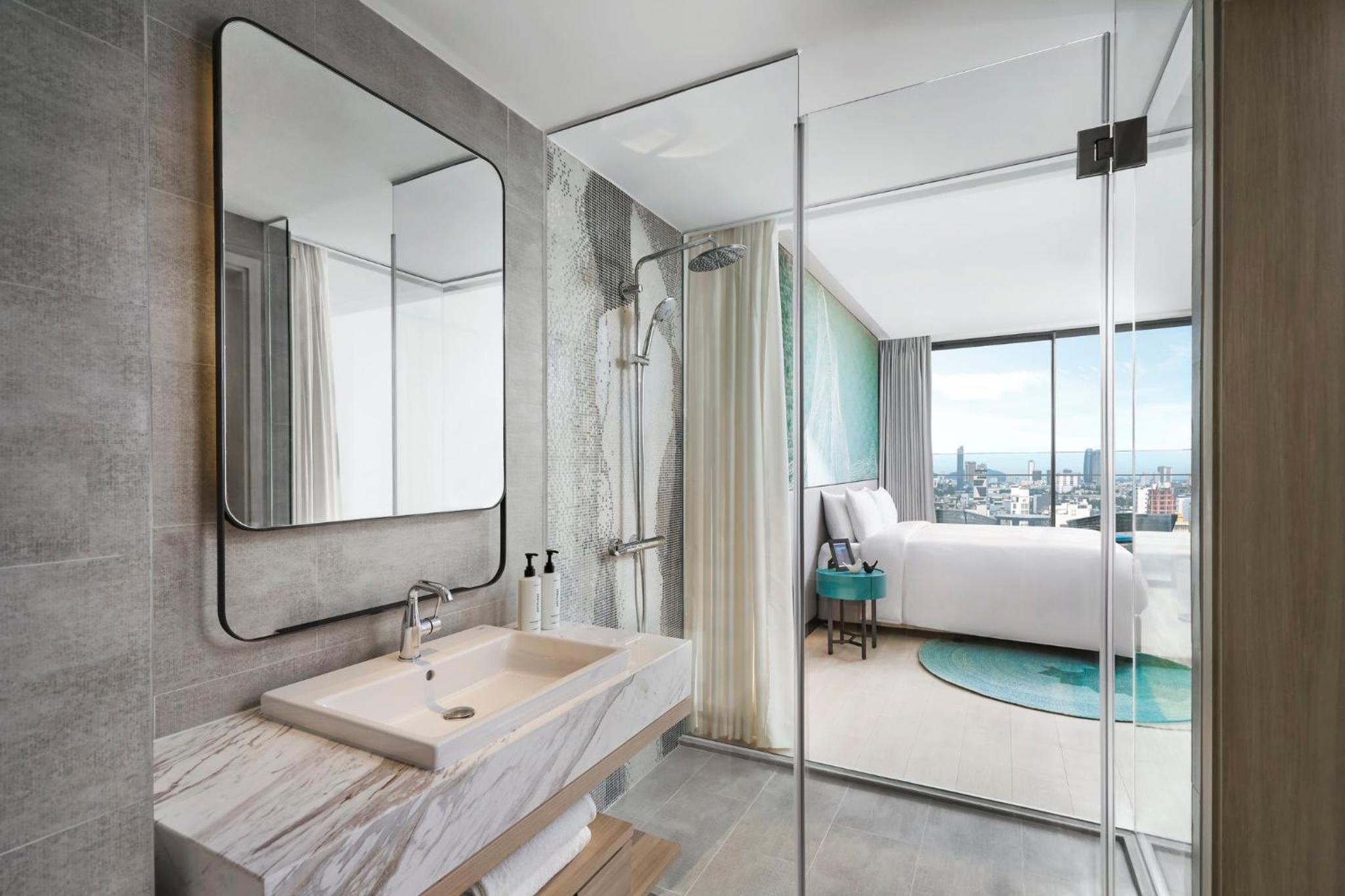 Deluxe King Room with City View and Balcony - Photo 2