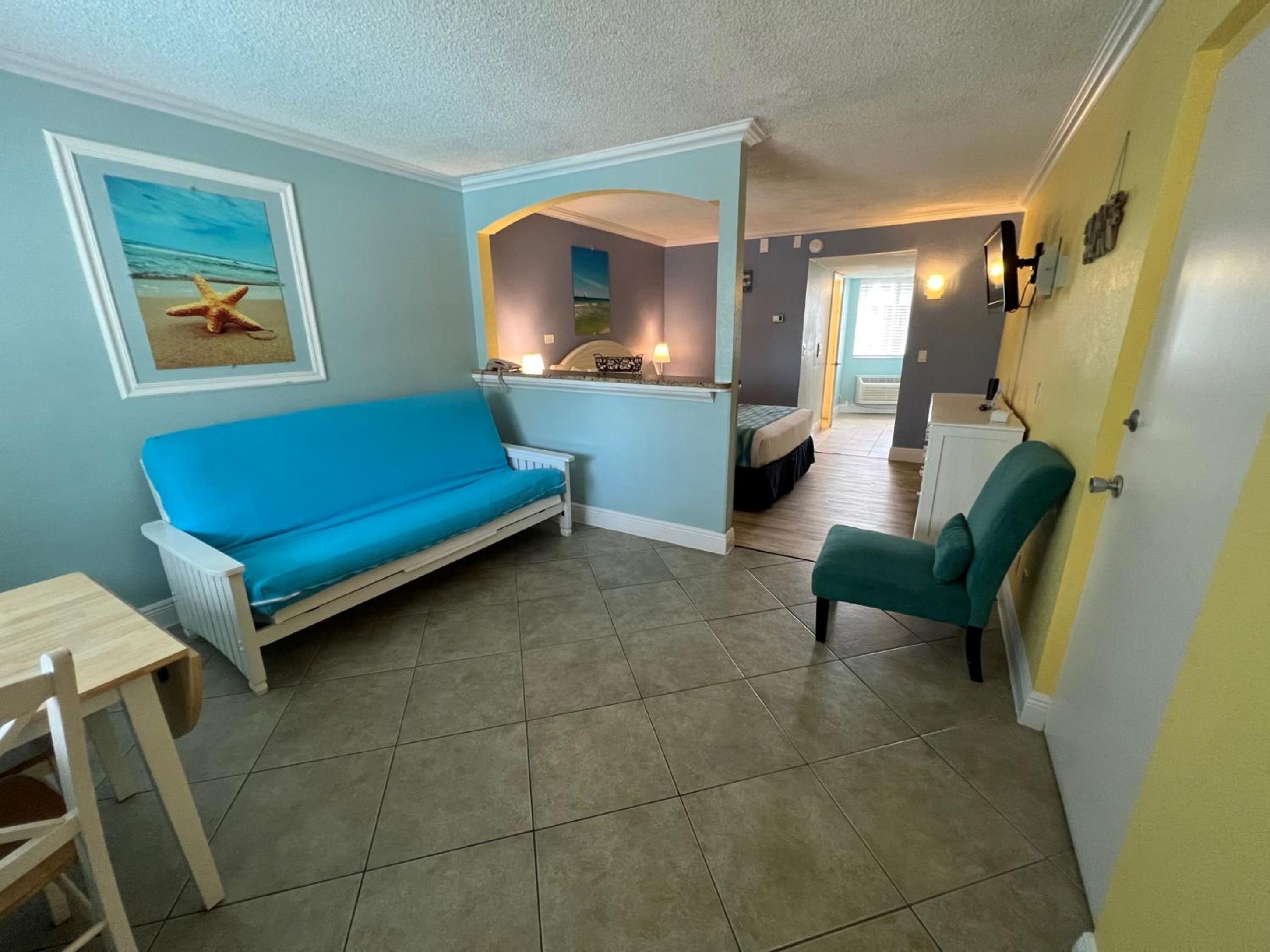 Standard Queen Room with Pool View photo 3