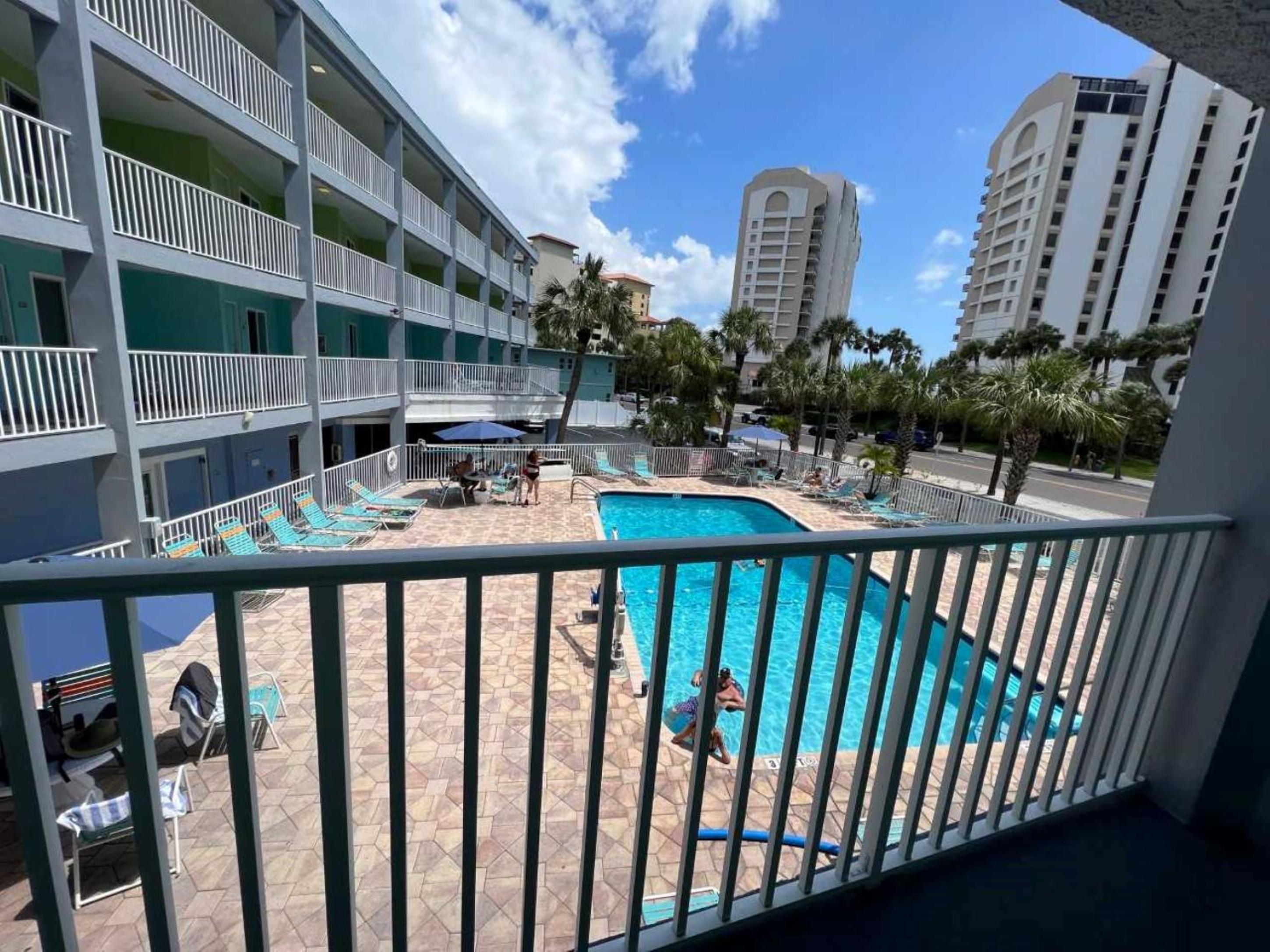 Standard Queen Room with Pool View photo 2