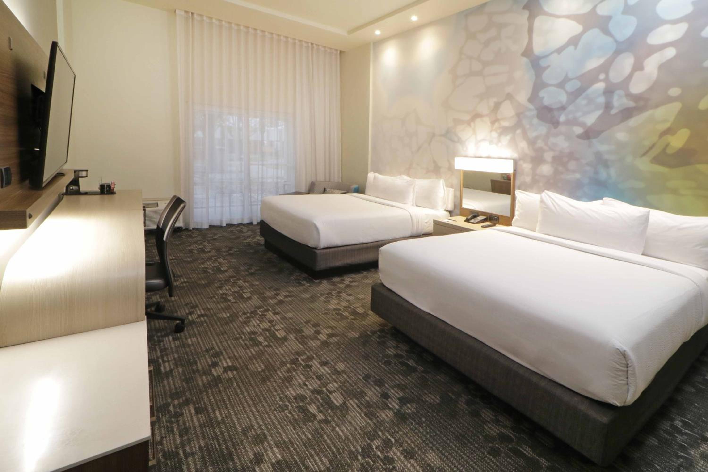 Queen Room with Two Queen Beds photo 1