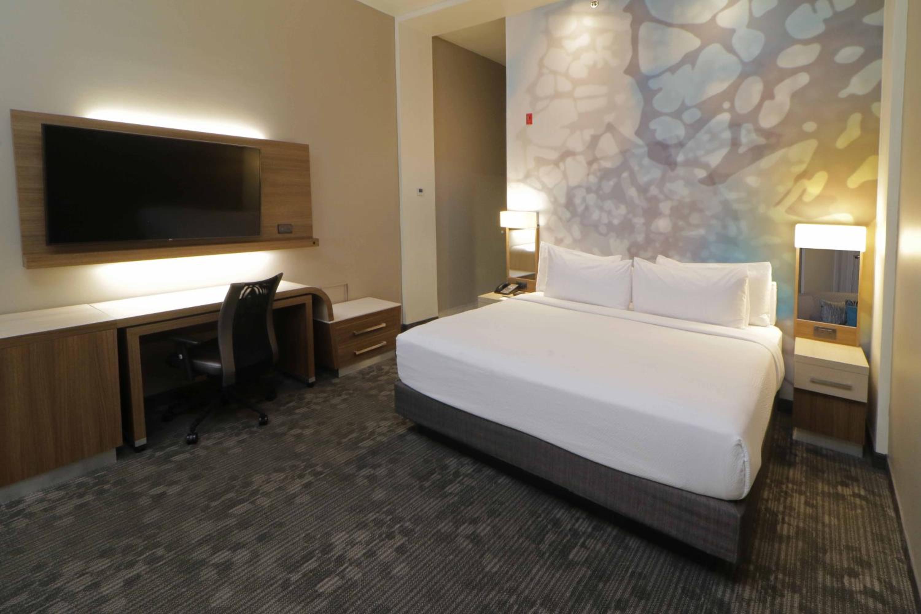 King Room with Courtyard View - Photo 8