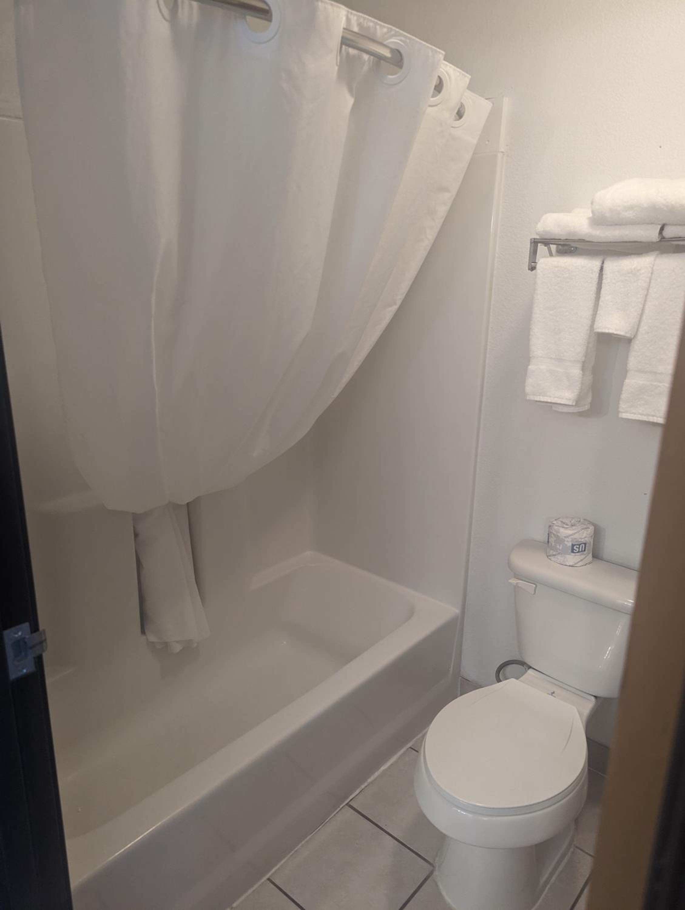 Queen Room - Mobility Access/Non-Smoking photo 3
