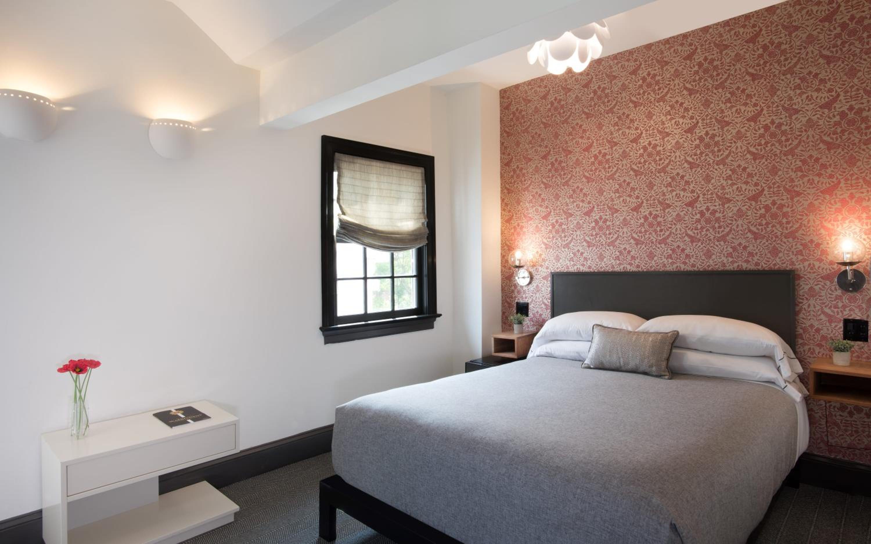 Deluxe Queen Room thumbnail 6