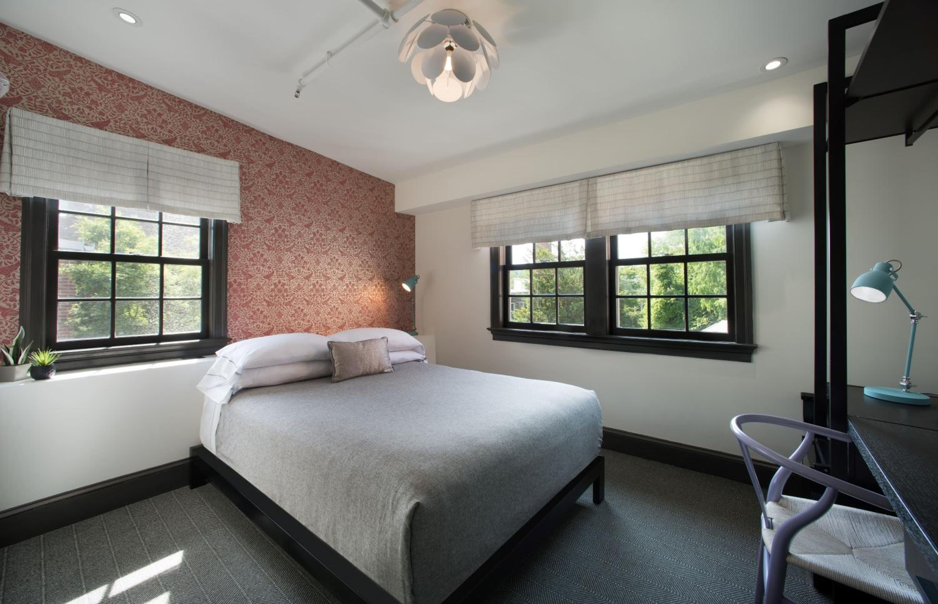 Deluxe Queen Room thumbnail 5
