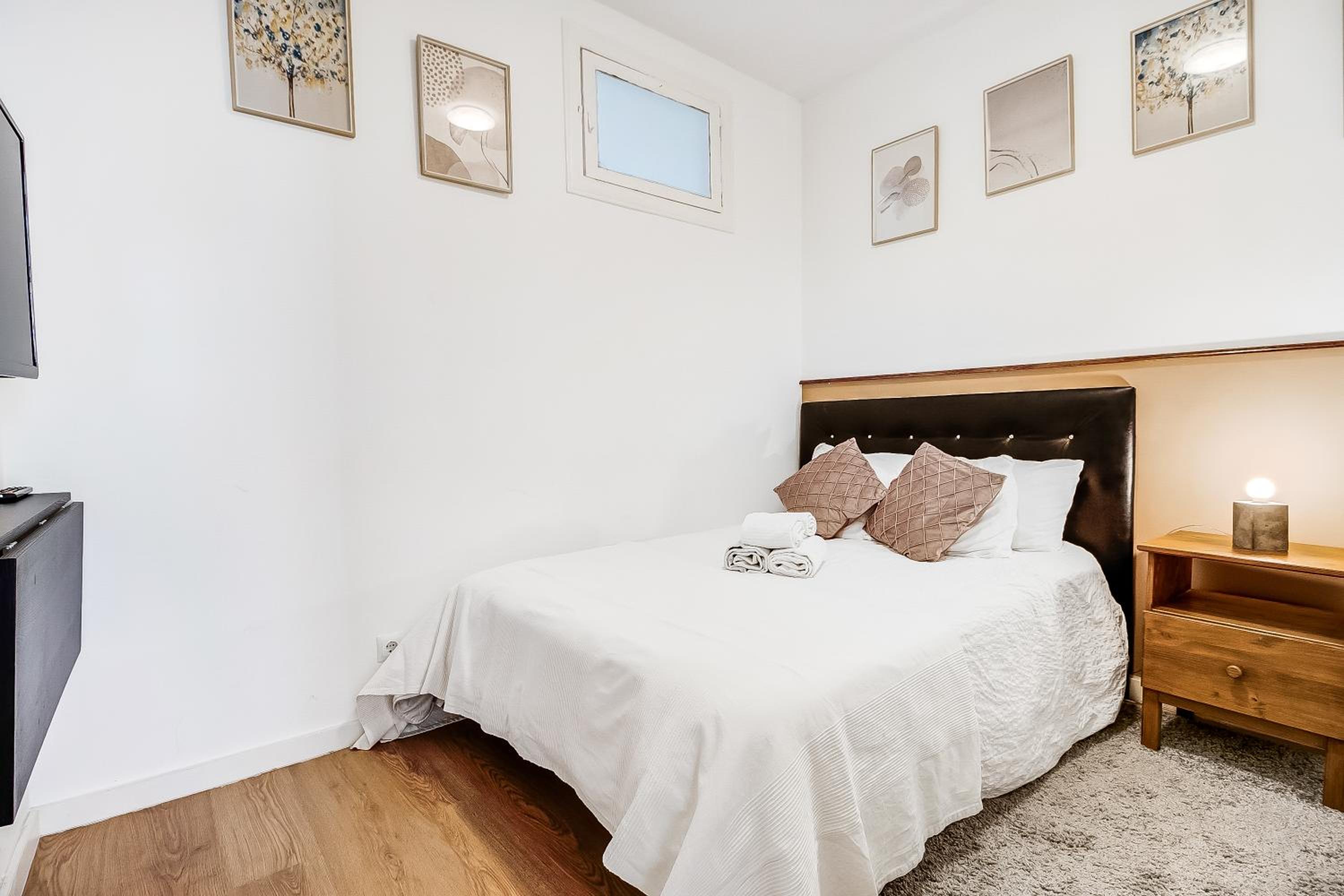 Three-Bedroom Apartment - Photo 24